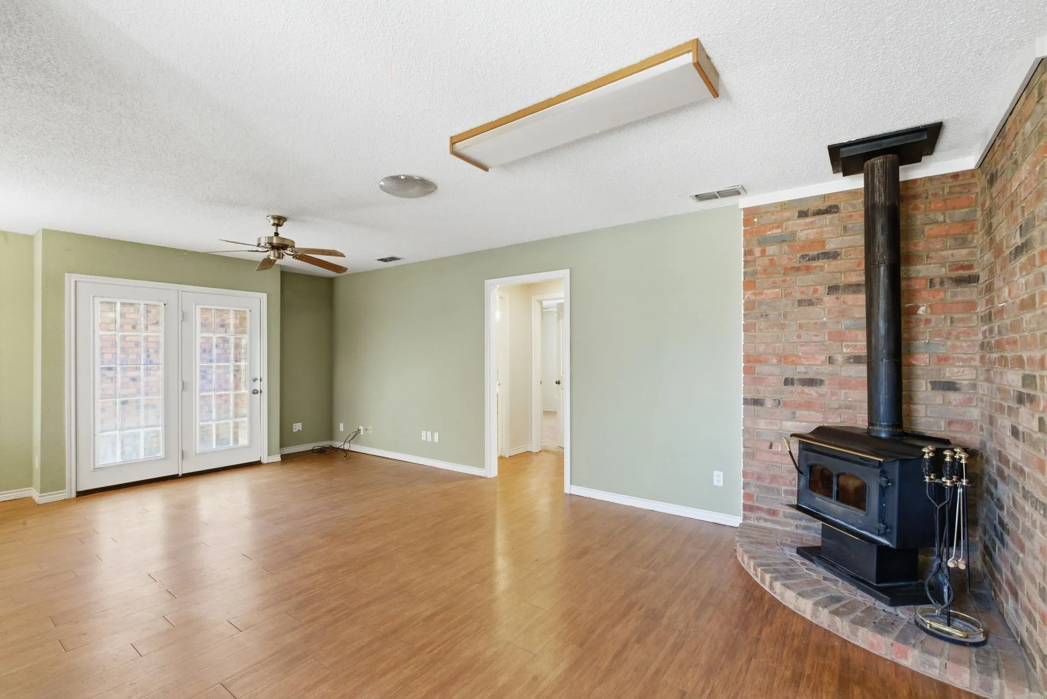 Single Family Residence For Sale in Erath County , 1702 Sully Court, Stephenville, Texas 76401, 2 Bedroom, 2 Bathroom, 2 Garage spaces, 1,379 Sqft, built in 1998, Preowned, mls#21222272, Real Estate Agent in Stephenville, Homes For Sale in Erath county, Homes For Sale in Stephenville, Realtor in Stephenville Texas, Real Estate Brokerage Independent Realty Texas, Luminita Cordes Realtor