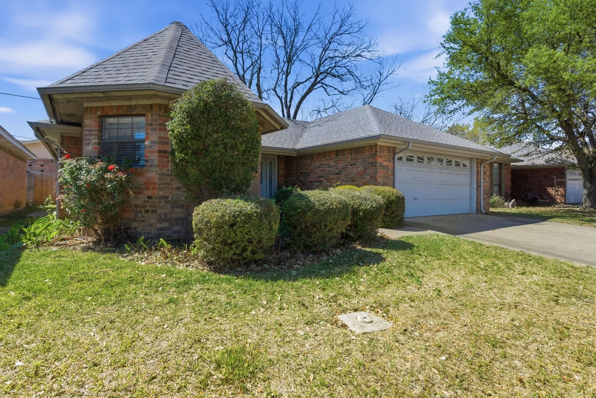 Single Family Residence For Sale in Erath County , 1702 Sully Court, Stephenville, Texas 76401, 2 Bedroom, 2 Bathroom, 2 Garage spaces, 1,379 Sqft, built in 1998, Preowned, mls#21222272, Real Estate Agent in Stephenville, Homes For Sale in Erath county, Homes For Sale in Stephenville, Realtor in Stephenville Texas, Real Estate Brokerage Independent Realty Texas, Luminita Cordes Realtor