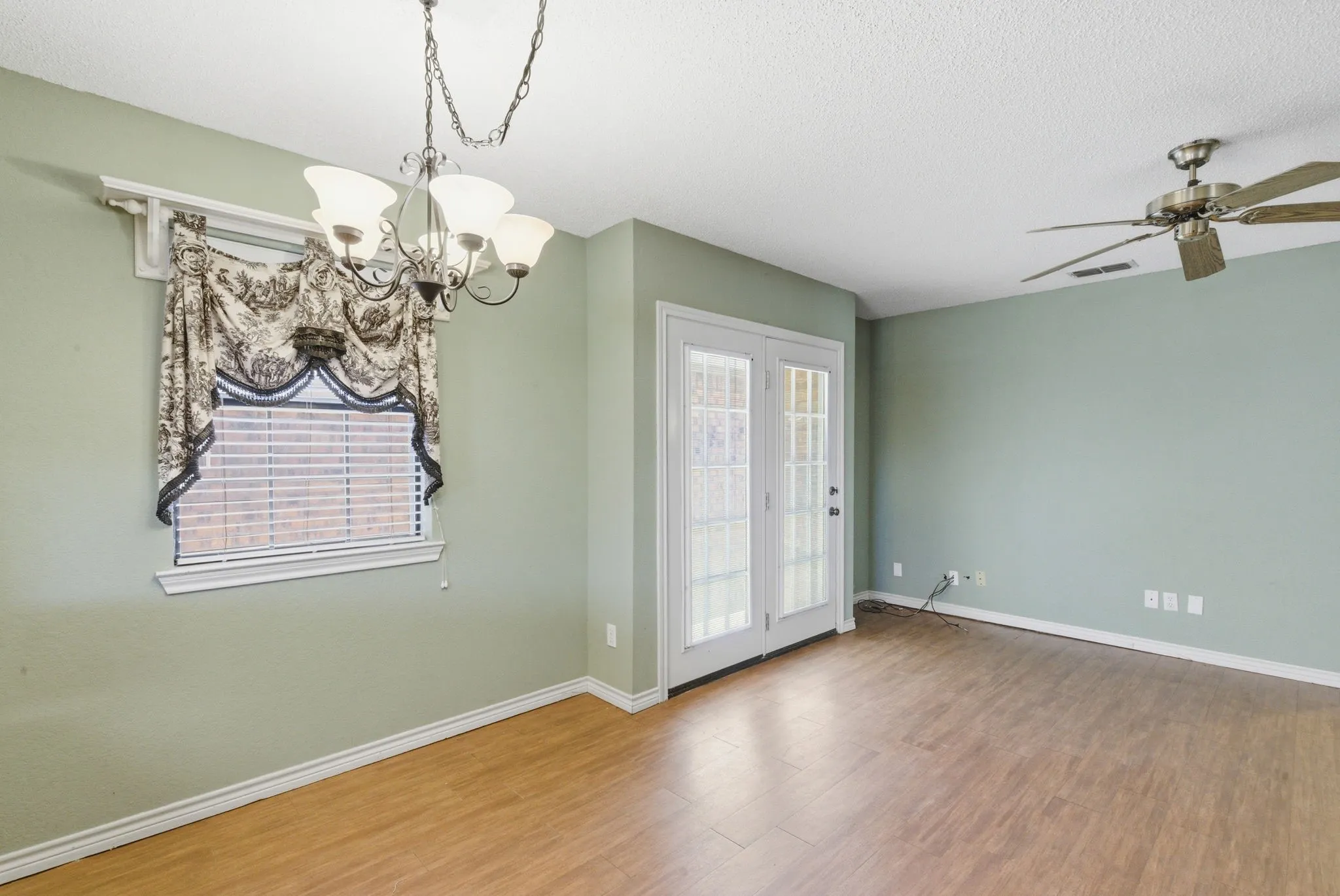 Single Family Residence For Sale in Erath County , 1702 Sully Court, Stephenville, Texas 76401, 2 Bedroom, 2 Bathroom, 2 Garage spaces, 1,379 Sqft, built in 1998, Preowned, mls#21222272, Real Estate Agent in Stephenville, Homes For Sale in Erath county, Homes For Sale in Stephenville, Realtor in Stephenville Texas, Real Estate Brokerage Independent Realty Texas, Luminita Cordes Realtor