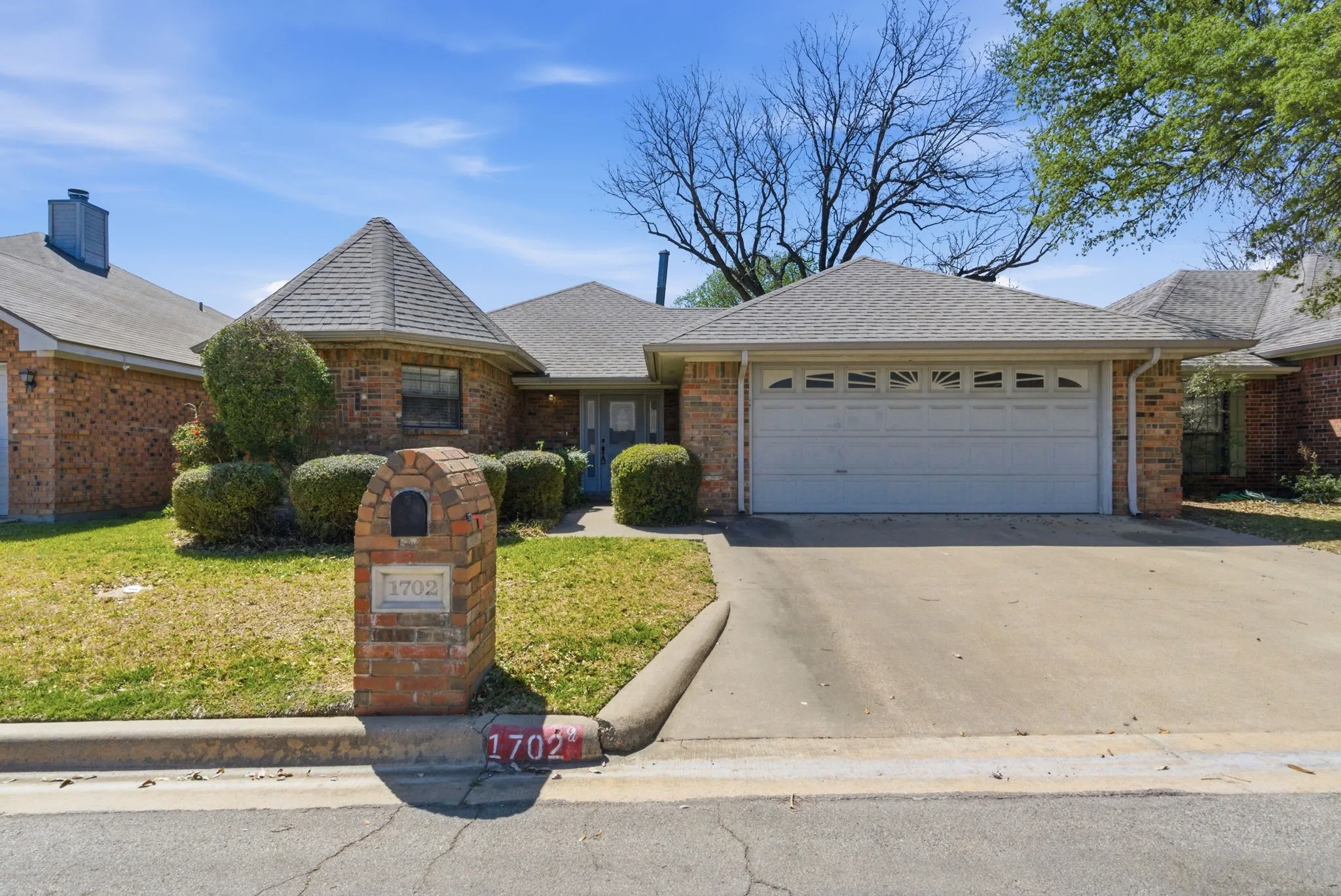 Single Family Residence For Sale in Erath County , 1702 Sully Court, Stephenville, Texas 76401, 2 Bedroom, 2 Bathroom, 2 Garage spaces, 1,379 Sqft, built in 1998, Preowned, mls#21222272, Real Estate Agent in Stephenville, Homes For Sale in Erath county, Homes For Sale in Stephenville, Realtor in Stephenville Texas, Real Estate Brokerage Independent Realty Texas, Luminita Cordes Realtor