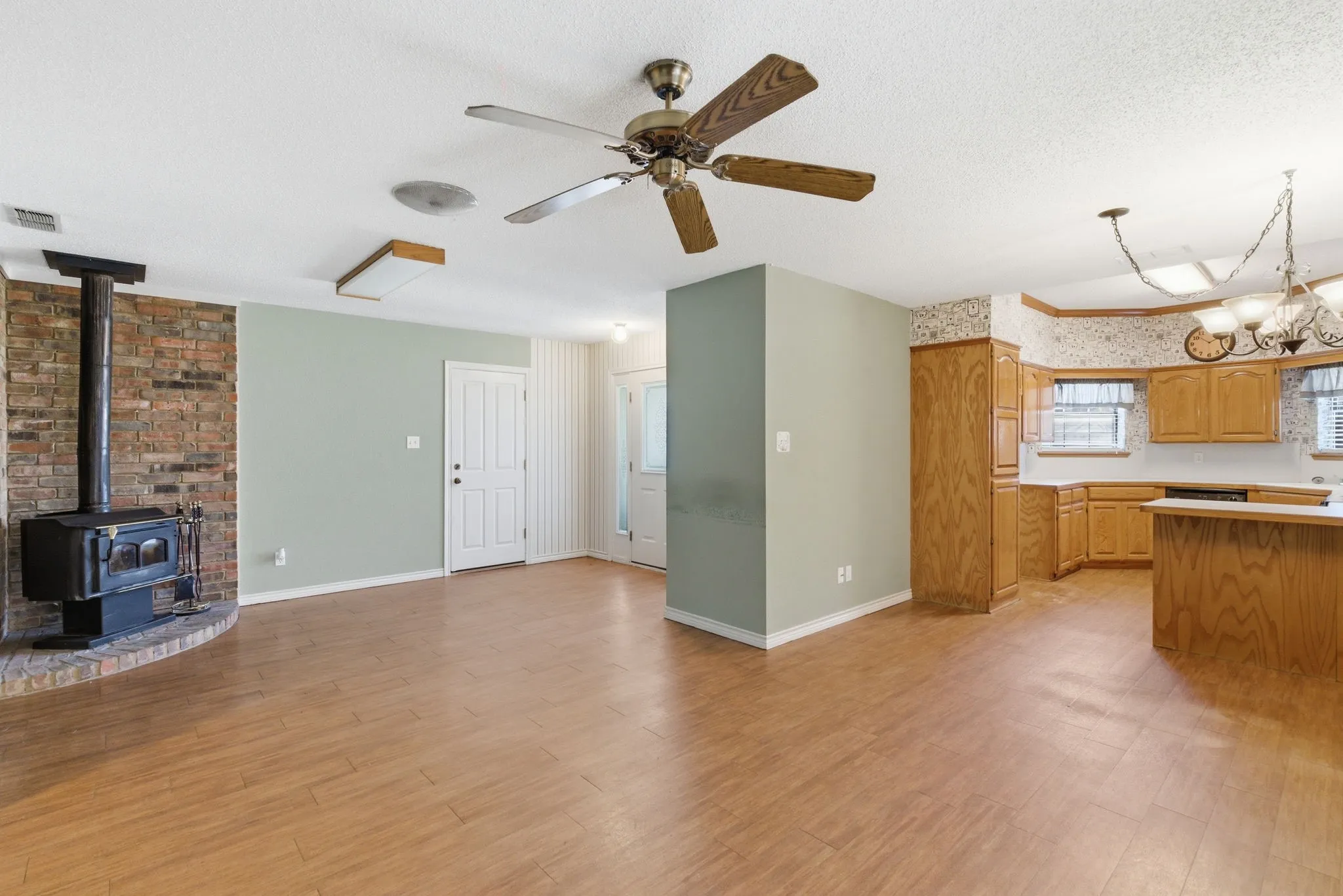 Single Family Residence For Sale in Erath County , 1702 Sully Court, Stephenville, Texas 76401, 2 Bedroom, 2 Bathroom, 2 Garage spaces, 1,379 Sqft, built in 1998, Preowned, mls#21222272, Real Estate Agent in Stephenville, Homes For Sale in Erath county, Homes For Sale in Stephenville, Realtor in Stephenville Texas, Real Estate Brokerage Independent Realty Texas, Luminita Cordes Realtor