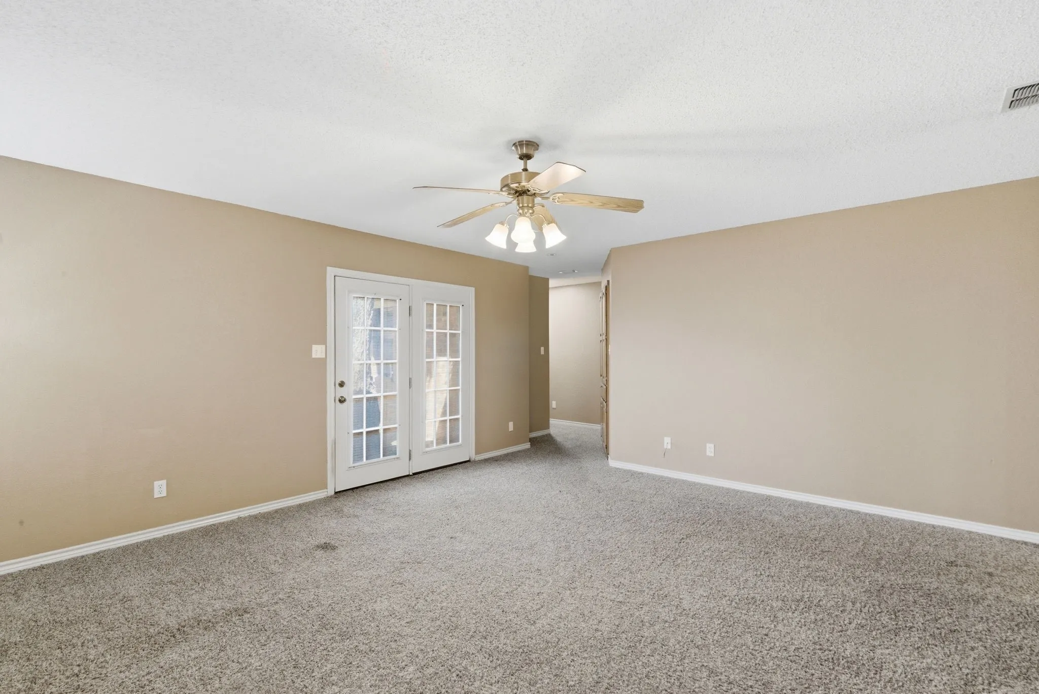 Single Family Residence For Sale in Erath County , 1702 Sully Court, Stephenville, Texas 76401, 2 Bedroom, 2 Bathroom, 2 Garage spaces, 1,379 Sqft, built in 1998, Preowned, mls#21222272, Real Estate Agent in Stephenville, Homes For Sale in Erath county, Homes For Sale in Stephenville, Realtor in Stephenville Texas, Real Estate Brokerage Independent Realty Texas, Luminita Cordes Realtor