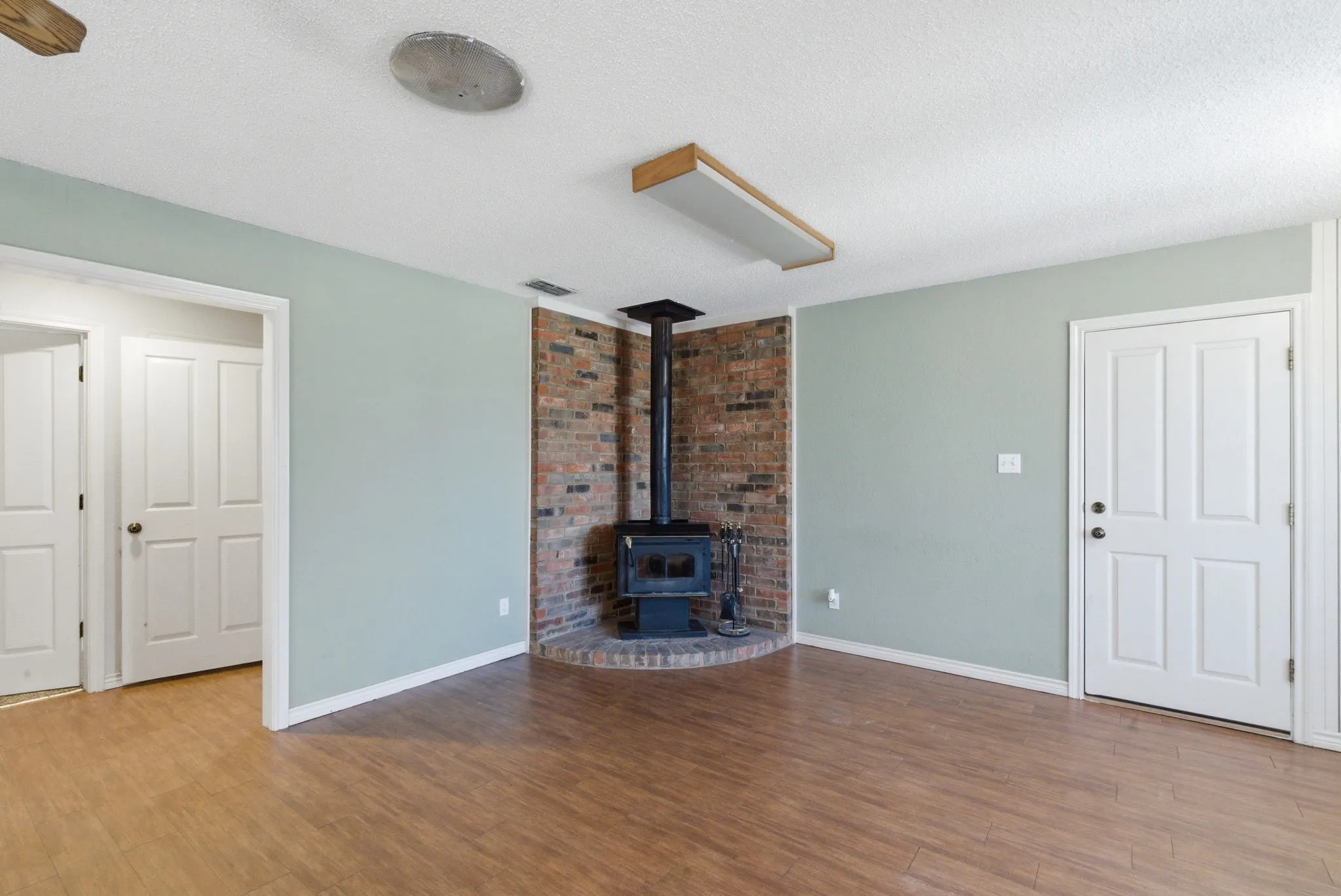 Single Family Residence For Sale in Erath County , 1702 Sully Court, Stephenville, Texas 76401, 2 Bedroom, 2 Bathroom, 2 Garage spaces, 1,379 Sqft, built in 1998, Preowned, mls#21222272, Real Estate Agent in Stephenville, Homes For Sale in Erath county, Homes For Sale in Stephenville, Realtor in Stephenville Texas, Real Estate Brokerage Independent Realty Texas, Luminita Cordes Realtor