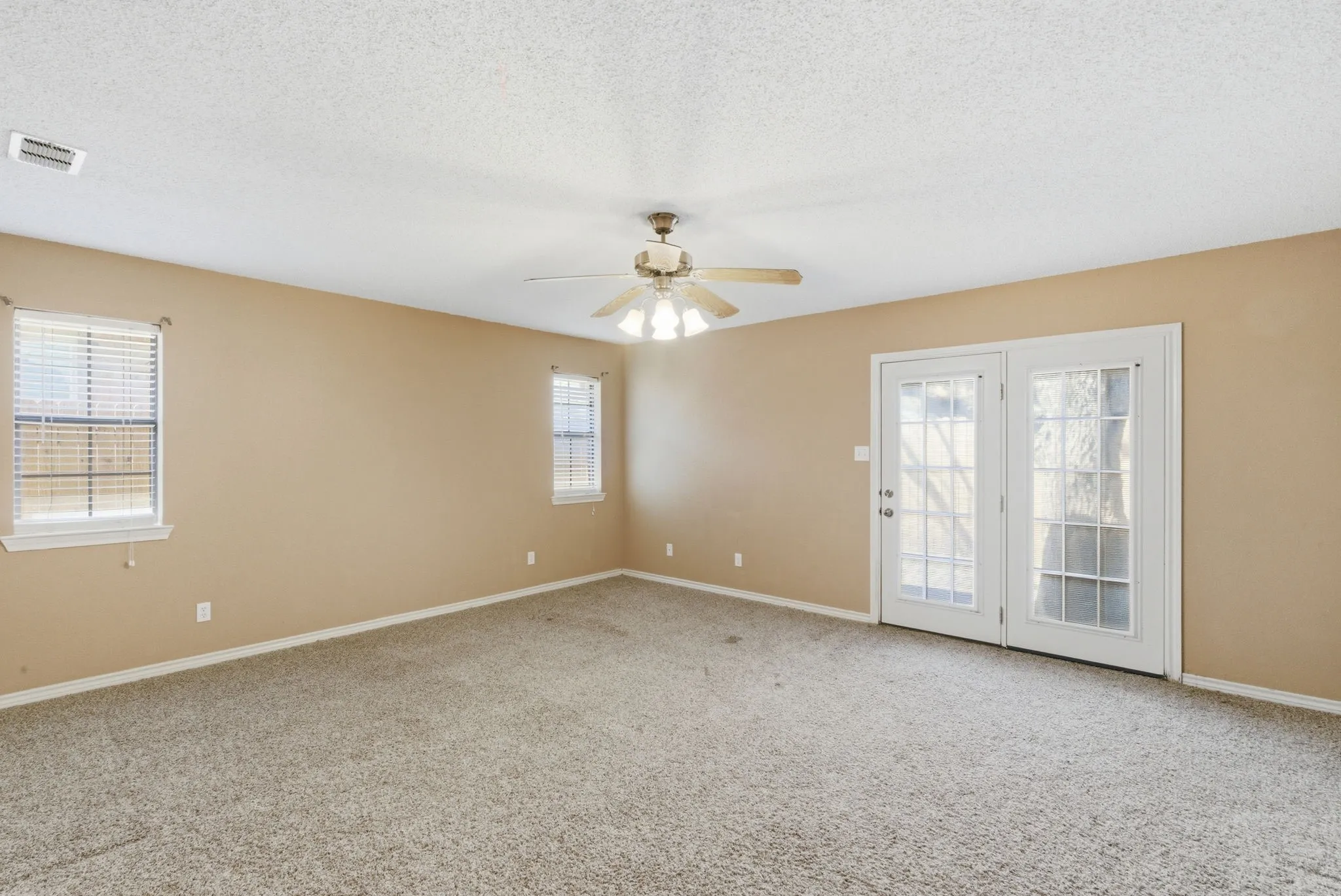 Single Family Residence For Sale in Erath County , 1702 Sully Court, Stephenville, Texas 76401, 2 Bedroom, 2 Bathroom, 2 Garage spaces, 1,379 Sqft, built in 1998, Preowned, mls#21222272, Real Estate Agent in Stephenville, Homes For Sale in Erath county, Homes For Sale in Stephenville, Realtor in Stephenville Texas, Real Estate Brokerage Independent Realty Texas, Luminita Cordes Realtor