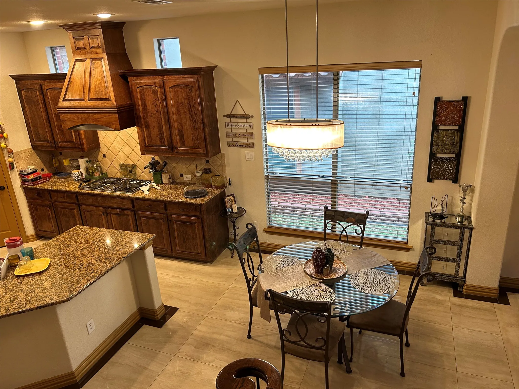 Single Family Residence For Sale in Dallas County , 2219 Longview Road, Irving, Texas 75063, 4 Bedroom, 3 Bathroom, 2 Garage spaces, 3,022 Sqft, built in 2008, mls#21222349, Real Estate Agent in Irving, Homes For Sale in Dallas county, Homes For Sale in Irving, Realtor in Irving Texas, Real Estate Brokerage Independent Realty Texas, Luminita Cordes Realtor