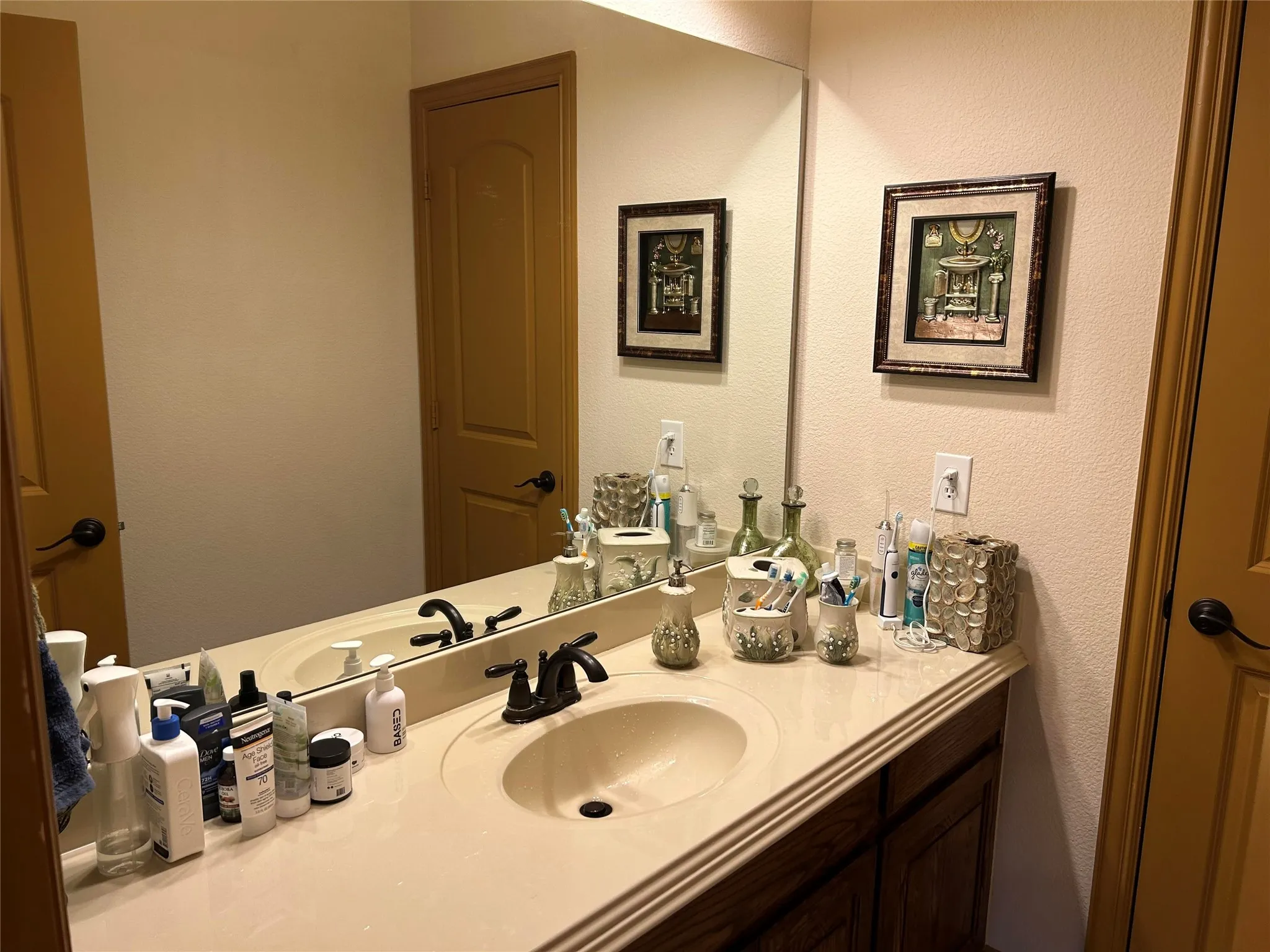 Single Family Residence For Sale in Dallas County , 2219 Longview Road, Irving, Texas 75063, 4 Bedroom, 3 Bathroom, 2 Garage spaces, 3,022 Sqft, built in 2008, mls#21222349, Real Estate Agent in Irving, Homes For Sale in Dallas county, Homes For Sale in Irving, Realtor in Irving Texas, Real Estate Brokerage Independent Realty Texas, Luminita Cordes Realtor