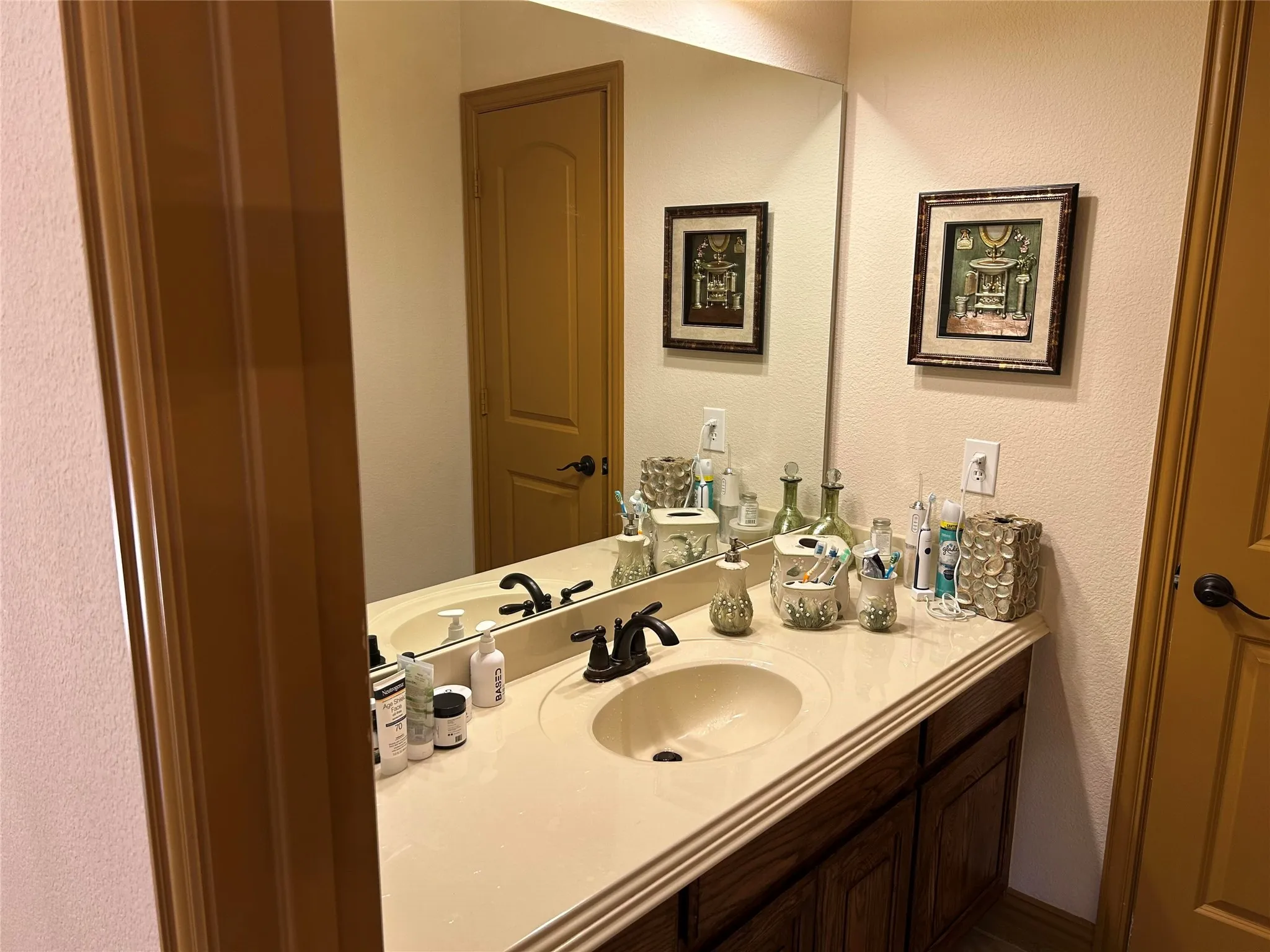 Single Family Residence For Sale in Dallas County , 2219 Longview Road, Irving, Texas 75063, 4 Bedroom, 3 Bathroom, 2 Garage spaces, 3,022 Sqft, built in 2008, mls#21222349, Real Estate Agent in Irving, Homes For Sale in Dallas county, Homes For Sale in Irving, Realtor in Irving Texas, Real Estate Brokerage Independent Realty Texas, Luminita Cordes Realtor