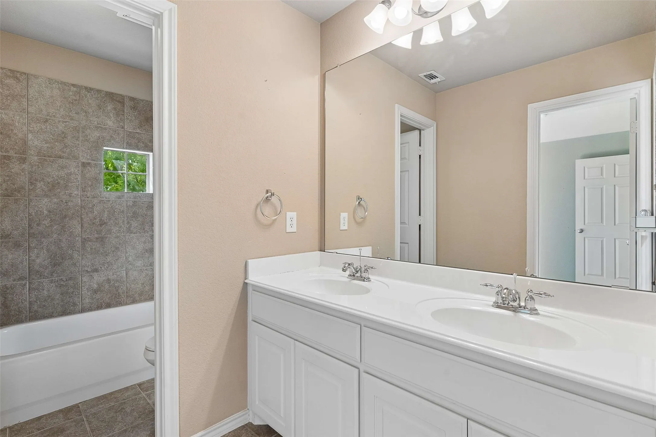 Single Family Residence For Sale in Collin County , 1908 Canyon Wren Drive, Mc Kinney, Texas 75071, 4 Bedroom, 4 Bathroom, 2 Garage spaces, 2,785 Sqft, built in 2004, mls#21222383, Real Estate Agent in Mc Kinney, Homes For Sale in Collin county, Homes For Sale in Mc Kinney, Realtor in Mc Kinney Texas, Real Estate Brokerage Independent Realty Texas, Luminita Cordes Realtor