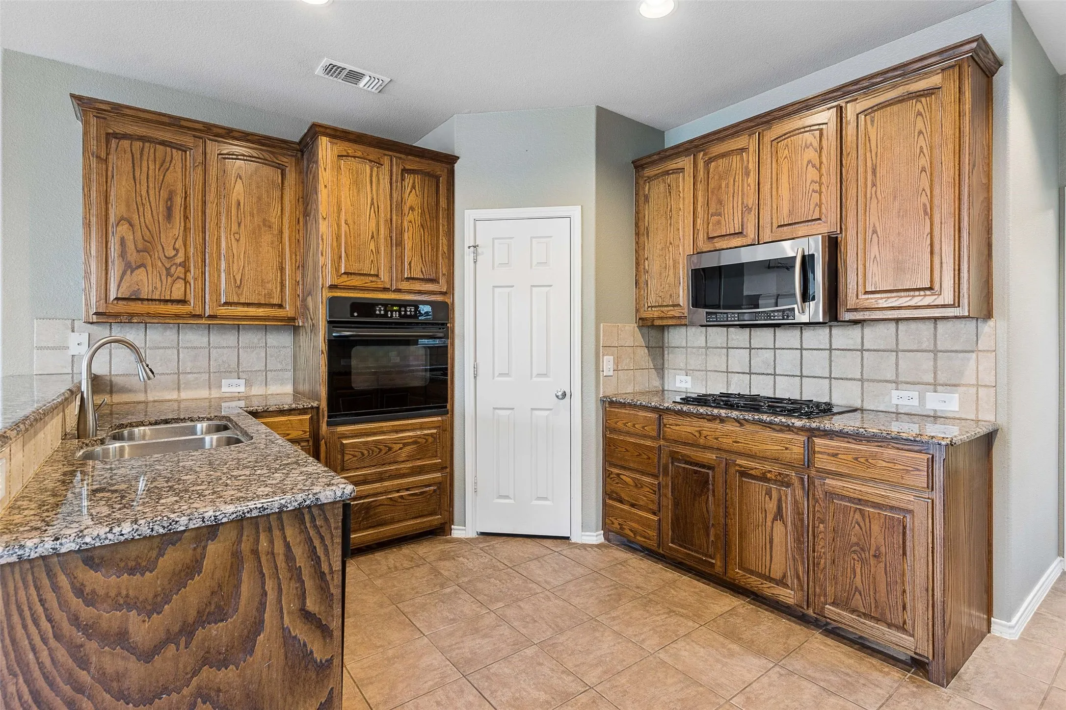 Single Family Residence For Sale in Collin County , 1908 Canyon Wren Drive, Mc Kinney, Texas 75071, 4 Bedroom, 4 Bathroom, 2 Garage spaces, 2,785 Sqft, built in 2004, mls#21222383, Real Estate Agent in Mc Kinney, Homes For Sale in Collin county, Homes For Sale in Mc Kinney, Realtor in Mc Kinney Texas, Real Estate Brokerage Independent Realty Texas, Luminita Cordes Realtor