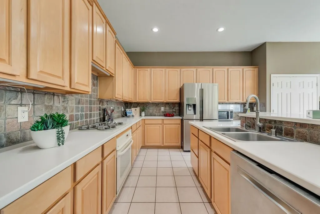 Single Family Residence For Sale in Collin County , 7301 Summer Glen Drive, Mc Kinney, Texas 75072, 3 Bedroom, 2 Bathroom, 2 Garage spaces, 2,520 Sqft, built in 2001, mls#21222431, Real Estate Agent in Mc Kinney, Homes For Sale in Collin county, Homes For Sale in Mc Kinney, Realtor in Mc Kinney Texas, Real Estate Brokerage Independent Realty Texas, Luminita Cordes Realtor