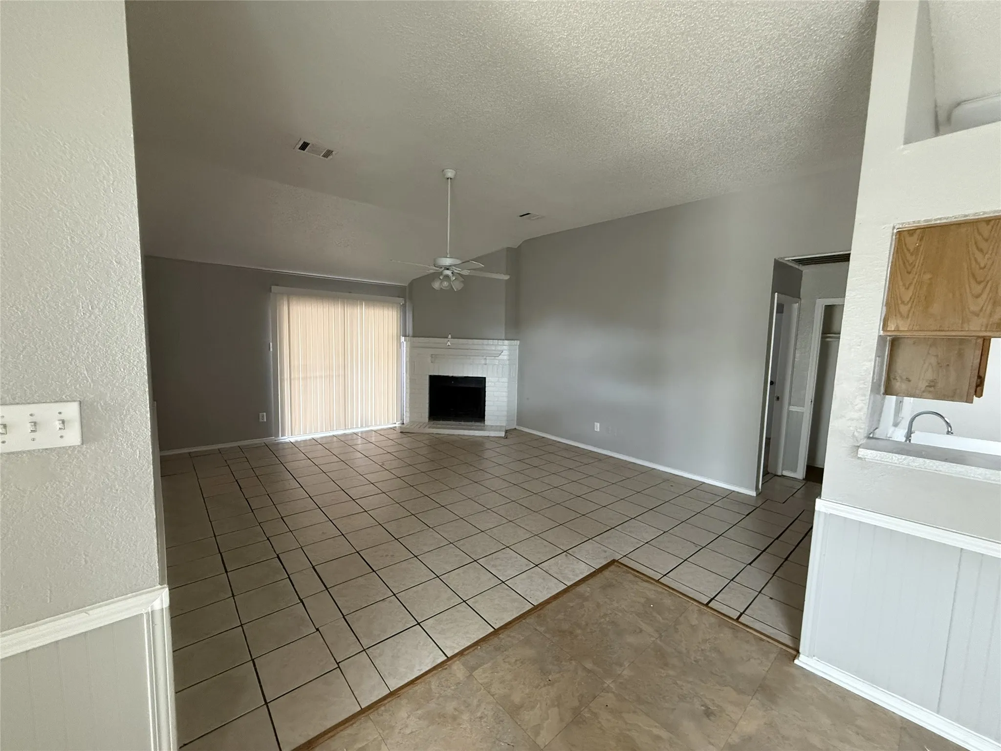 Single Family Residence For Sale in Dallas County , 2011 Nectar Drive, Mesquite, Texas 75149, 3 Bedroom, 2 Bathroom, Garage spaces, 1,469 Sqft, built in 1986, Preowned, mls#21222563, Real Estate Agent in Mesquite, Homes For Sale in Dallas county, Homes For Sale in Mesquite, Realtor in Mesquite Texas, Real Estate Brokerage Independent Realty Texas, Luminita Cordes Realtor