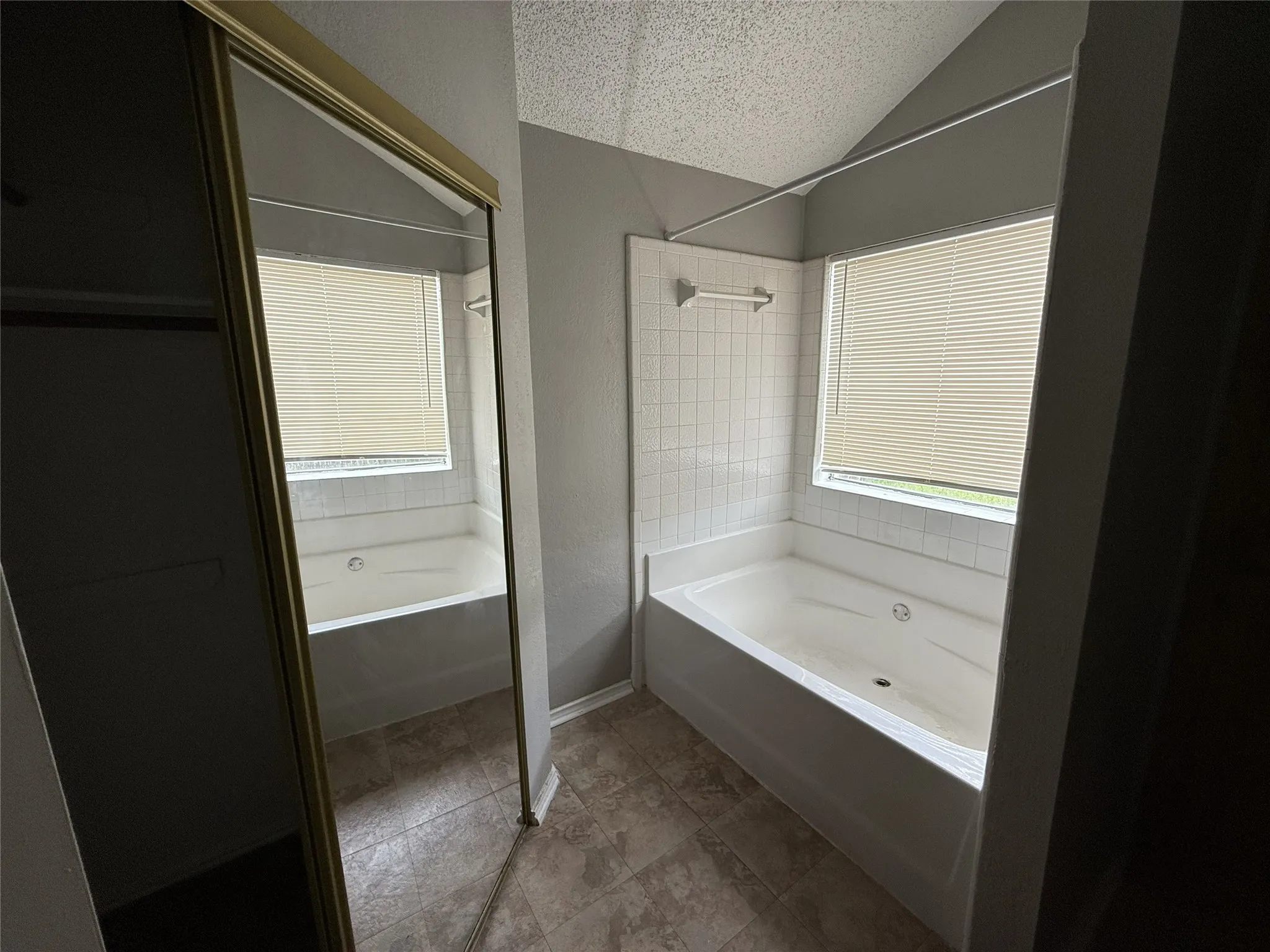 Single Family Residence For Sale in Dallas County , 2011 Nectar Drive, Mesquite, Texas 75149, 3 Bedroom, 2 Bathroom, Garage spaces, 1,469 Sqft, built in 1986, Preowned, mls#21222563, Real Estate Agent in Mesquite, Homes For Sale in Dallas county, Homes For Sale in Mesquite, Realtor in Mesquite Texas, Real Estate Brokerage Independent Realty Texas, Luminita Cordes Realtor