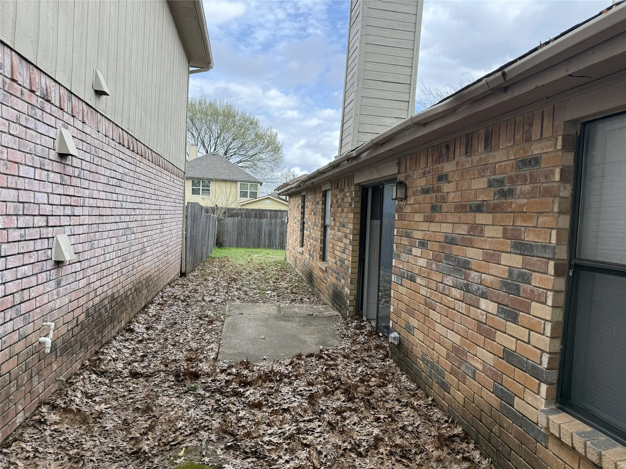 Single Family Residence For Sale in Dallas County , 2011 Nectar Drive, Mesquite, Texas 75149, 3 Bedroom, 2 Bathroom, Garage spaces, 1,469 Sqft, built in 1986, Preowned, mls#21222563, Real Estate Agent in Mesquite, Homes For Sale in Dallas county, Homes For Sale in Mesquite, Realtor in Mesquite Texas, Real Estate Brokerage Independent Realty Texas, Luminita Cordes Realtor