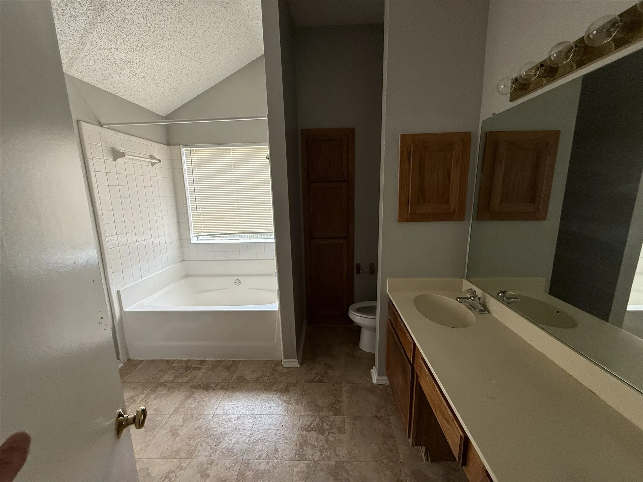 Single Family Residence For Sale in Dallas County , 2011 Nectar Drive, Mesquite, Texas 75149, 3 Bedroom, 2 Bathroom, Garage spaces, 1,469 Sqft, built in 1986, Preowned, mls#21222563, Real Estate Agent in Mesquite, Homes For Sale in Dallas county, Homes For Sale in Mesquite, Realtor in Mesquite Texas, Real Estate Brokerage Independent Realty Texas, Luminita Cordes Realtor