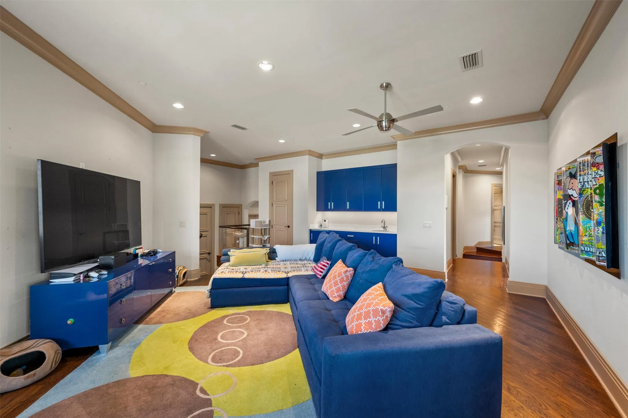 Living area with Wet Bar on the 2nd floor makes a great kid's hangout or gaming room
