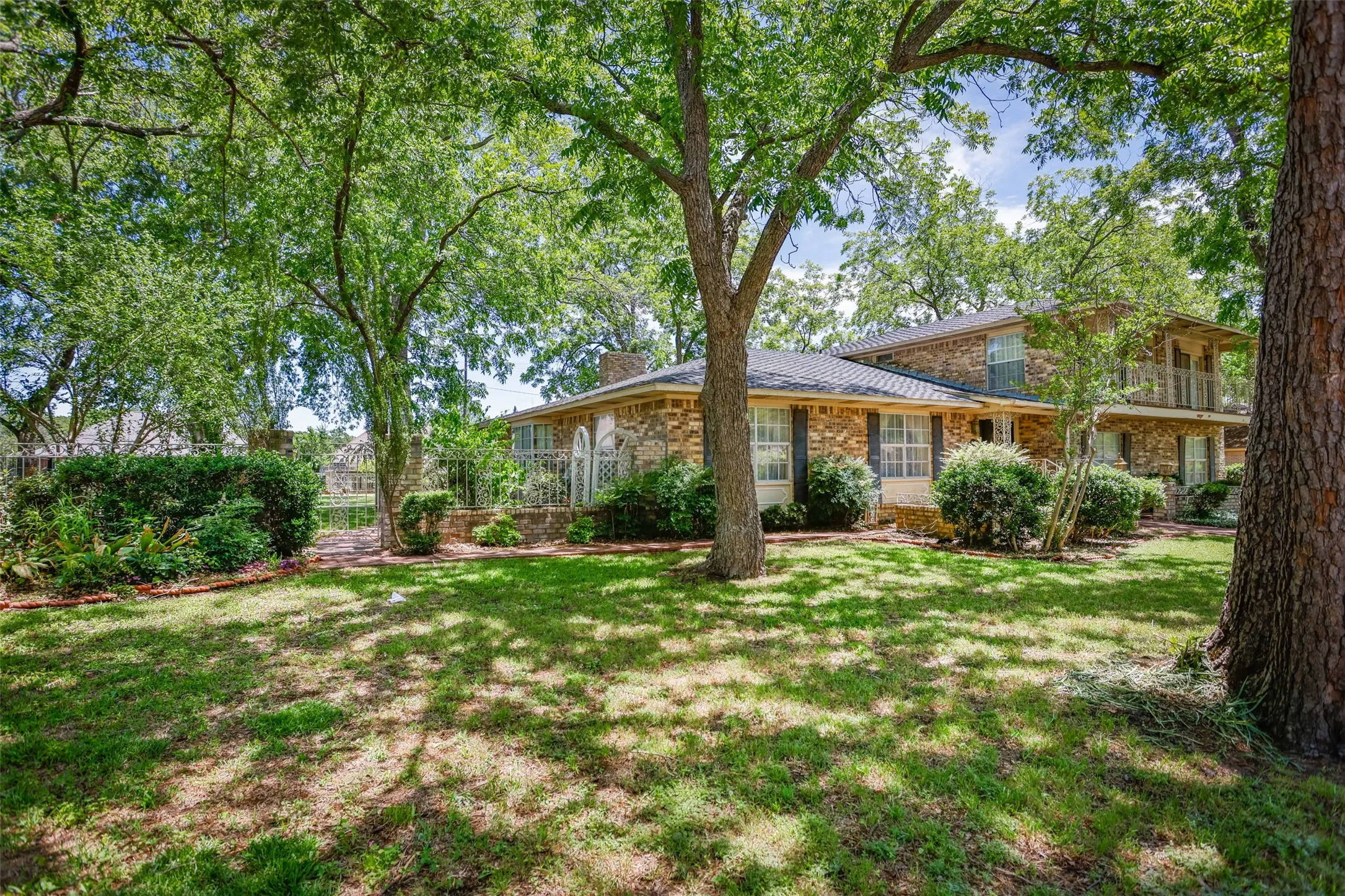 Single Family Residence For Sale in Cooke County , 1010 Aspen Road, Gainesville, Texas 76240, 3 Bedroom, 3 Bathroom, 2 Garage spaces, 3,619 Sqft, built in 1979, Preowned, mls#21222587, Real Estate Agent in Gainesville, Homes For Sale in Cooke county, Homes For Sale in Gainesville, Realtor in Gainesville Texas, Real Estate Brokerage Independent Realty Texas, Luminita Cordes Realtor