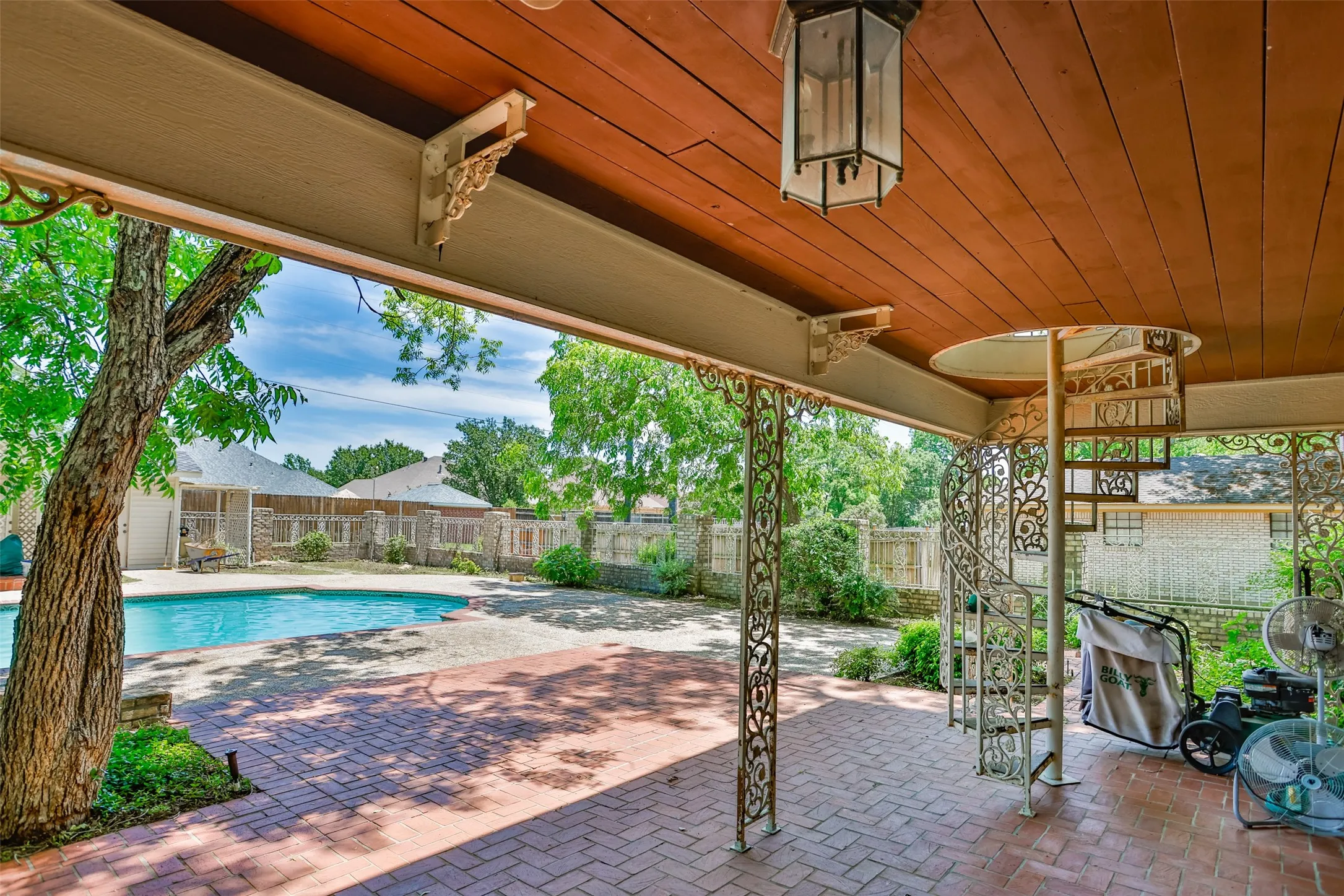 Single Family Residence For Sale in Cooke County , 1010 Aspen Road, Gainesville, Texas 76240, 3 Bedroom, 3 Bathroom, 2 Garage spaces, 3,619 Sqft, built in 1979, Preowned, mls#21222587, Real Estate Agent in Gainesville, Homes For Sale in Cooke county, Homes For Sale in Gainesville, Realtor in Gainesville Texas, Real Estate Brokerage Independent Realty Texas, Luminita Cordes Realtor