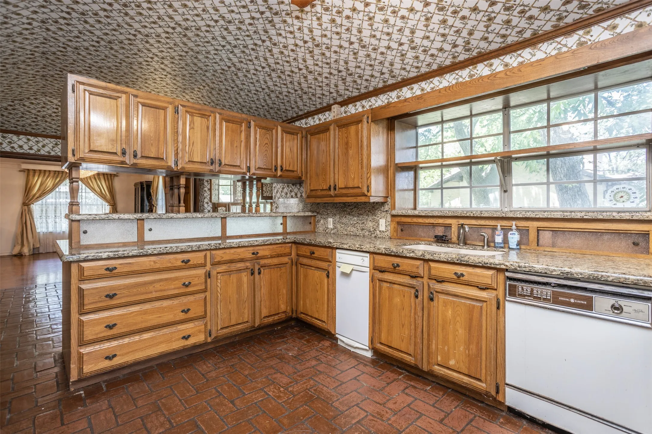 Single Family Residence For Sale in Cooke County , 1010 Aspen Road, Gainesville, Texas 76240, 3 Bedroom, 3 Bathroom, 2 Garage spaces, 3,619 Sqft, built in 1979, Preowned, mls#21222587, Real Estate Agent in Gainesville, Homes For Sale in Cooke county, Homes For Sale in Gainesville, Realtor in Gainesville Texas, Real Estate Brokerage Independent Realty Texas, Luminita Cordes Realtor