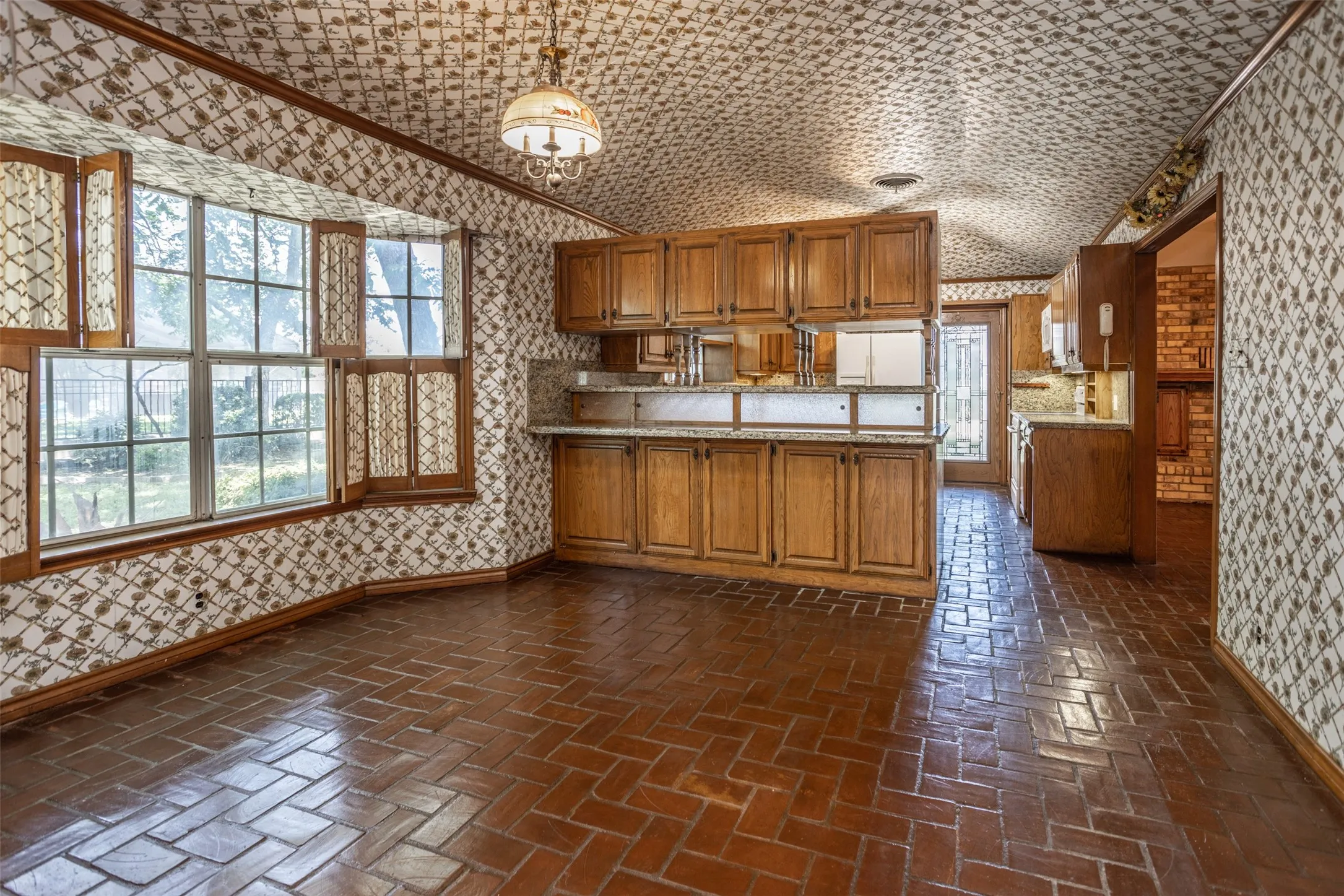 Single Family Residence For Sale in Cooke County , 1010 Aspen Road, Gainesville, Texas 76240, 3 Bedroom, 3 Bathroom, 2 Garage spaces, 3,619 Sqft, built in 1979, Preowned, mls#21222587, Real Estate Agent in Gainesville, Homes For Sale in Cooke county, Homes For Sale in Gainesville, Realtor in Gainesville Texas, Real Estate Brokerage Independent Realty Texas, Luminita Cordes Realtor