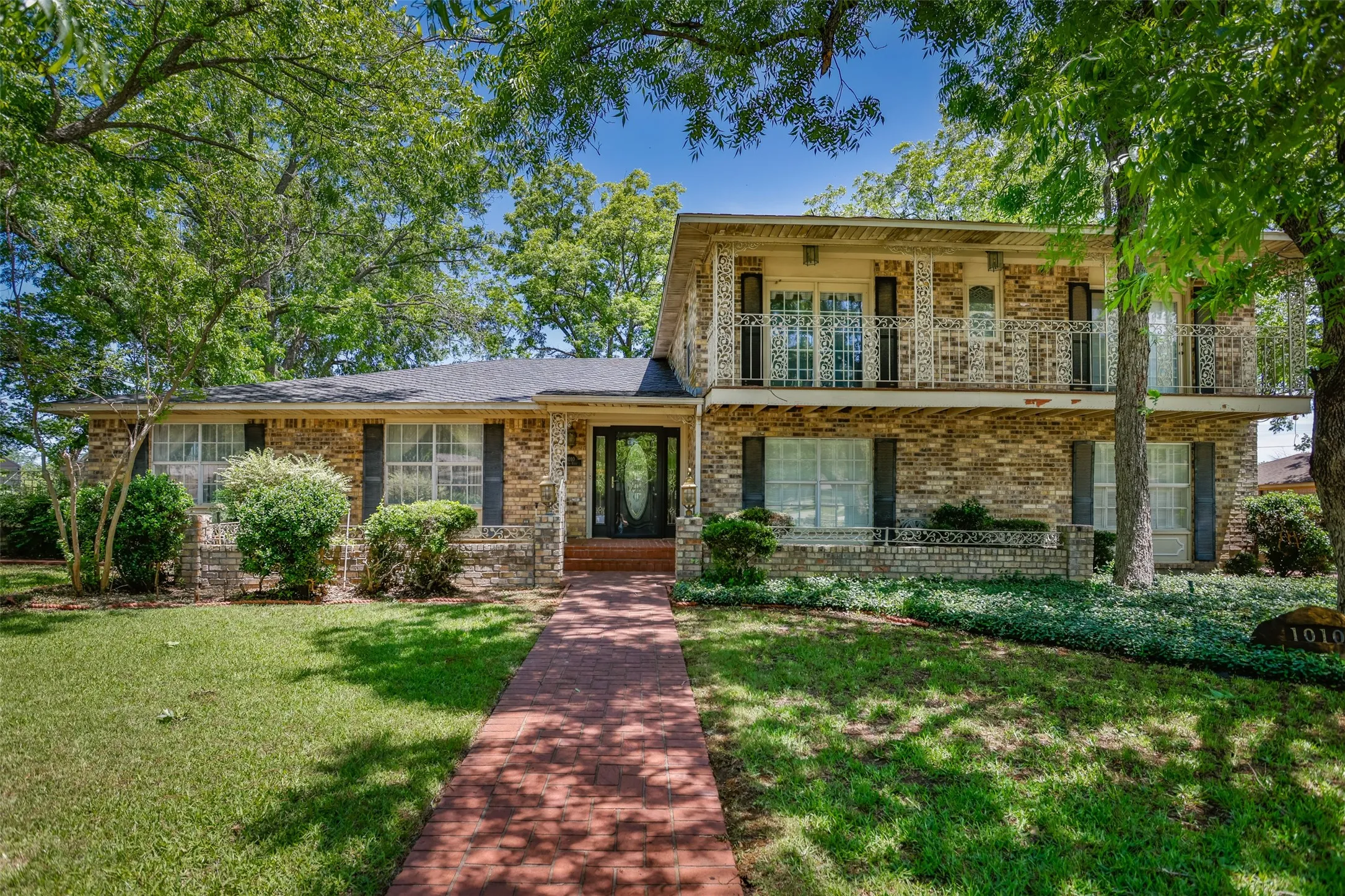 Single Family Residence For Sale in Cooke County , 1010 Aspen Road, Gainesville, Texas 76240, 3 Bedroom, 3 Bathroom, 2 Garage spaces, 3,619 Sqft, built in 1979, Preowned, mls#21222587, Real Estate Agent in Gainesville, Homes For Sale in Cooke county, Homes For Sale in Gainesville, Realtor in Gainesville Texas, Real Estate Brokerage Independent Realty Texas, Luminita Cordes Realtor