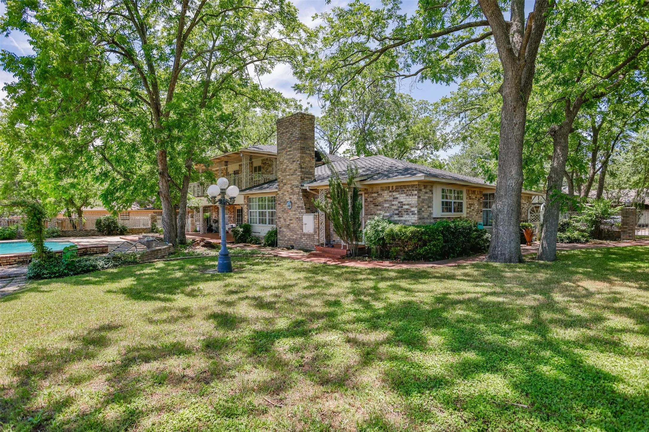 Single Family Residence For Sale in Cooke County , 1010 Aspen Road, Gainesville, Texas 76240, 3 Bedroom, 3 Bathroom, 2 Garage spaces, 3,619 Sqft, built in 1979, Preowned, mls#21222587, Real Estate Agent in Gainesville, Homes For Sale in Cooke county, Homes For Sale in Gainesville, Realtor in Gainesville Texas, Real Estate Brokerage Independent Realty Texas, Luminita Cordes Realtor