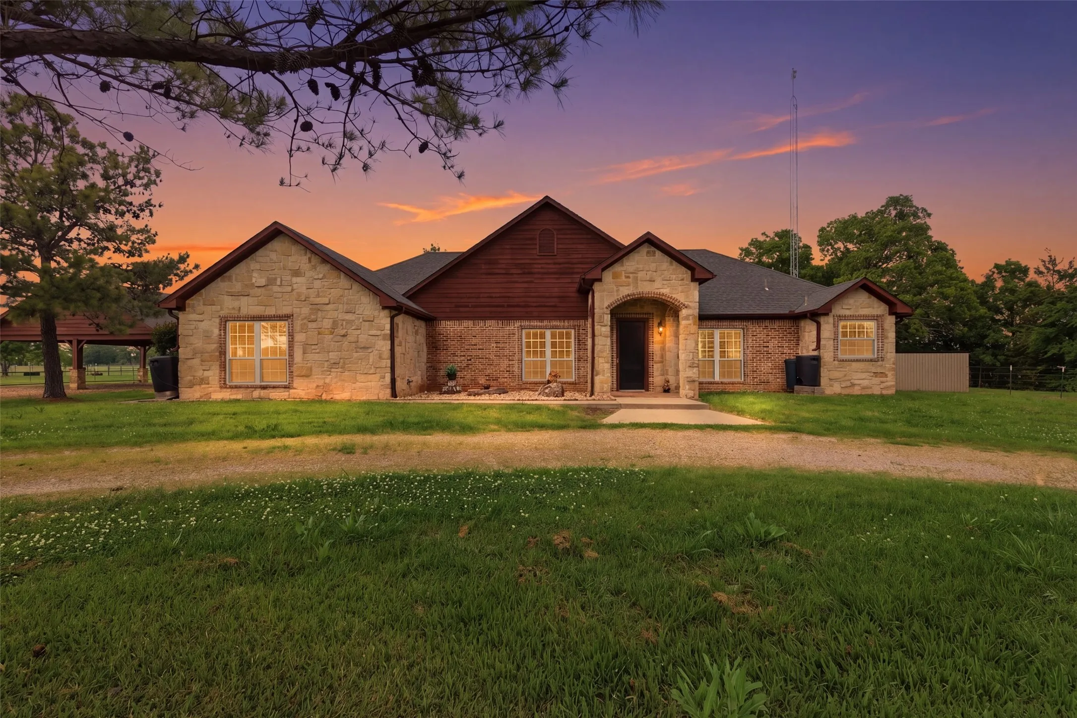 Single Family Residence For Sale in Fannin County , 4490 County Road 2615, Bonham, Texas 75418, 3 Bedroom, 2 Bathroom, Garage spaces, 2,830 Sqft, built in 2004, Preowned, mls#21216700, Real Estate Agent in Bonham, Homes For Sale in Fannin county, Homes For Sale in Bonham, Realtor in Bonham Texas, Real Estate Brokerage Independent Realty Texas, Luminita Cordes Realtor