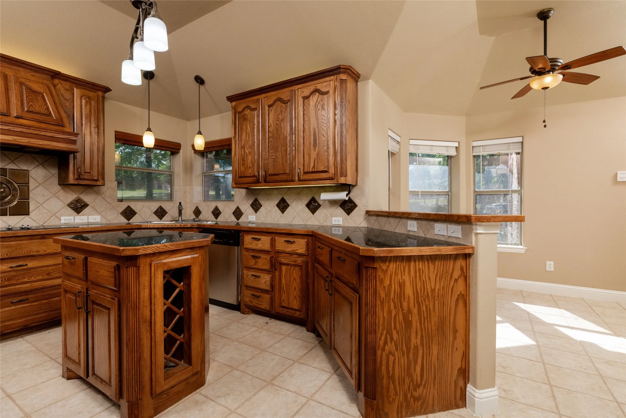 Single Family Residence For Sale in Parker County , 349 Sandpiper Drive, Weatherford, Texas 76088, 3 Bedroom, 2 Bathroom, 2 Garage spaces, 2,256 Sqft, built in 2005, Preowned, mls#21222649, Real Estate Agent in Weatherford, Homes For Sale in Parker county, Homes For Sale in Weatherford, Realtor in Weatherford Texas, Real Estate Brokerage Independent Realty Texas, Luminita Cordes Realtor