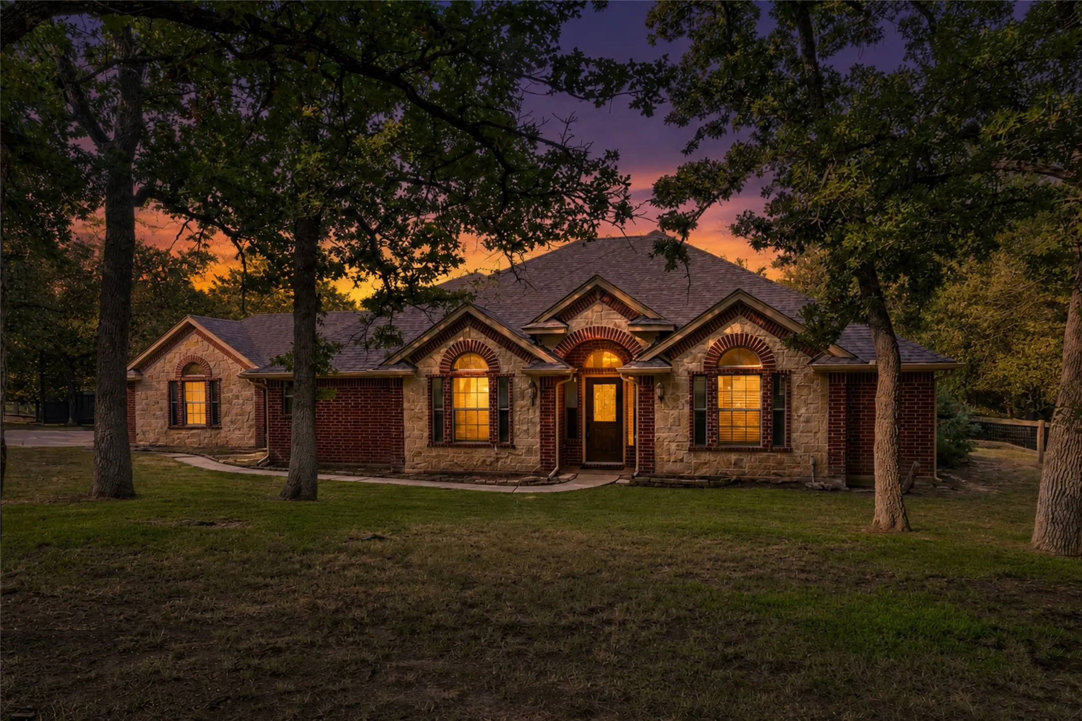 Single Family Residence For Sale in Parker County , 349 Sandpiper Drive, Weatherford, Texas 76088, 3 Bedroom, 2 Bathroom, 2 Garage spaces, 2,256 Sqft, built in 2005, Preowned, mls#21222649, Real Estate Agent in Weatherford, Homes For Sale in Parker county, Homes For Sale in Weatherford, Realtor in Weatherford Texas, Real Estate Brokerage Independent Realty Texas, Luminita Cordes Realtor