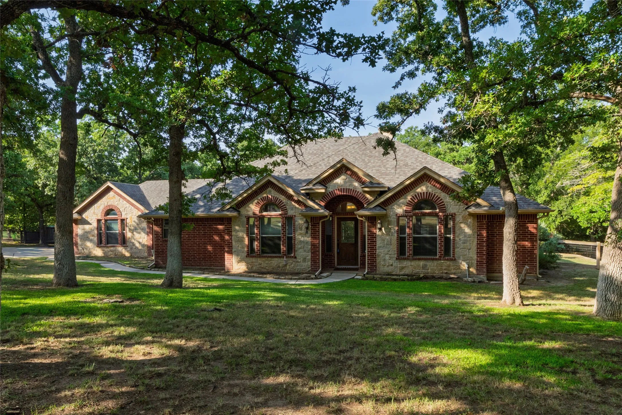 Single Family Residence For Sale in Parker County , 349 Sandpiper Drive, Weatherford, Texas 76088, 3 Bedroom, 2 Bathroom, 2 Garage spaces, 2,256 Sqft, built in 2005, Preowned, mls#21222649, Real Estate Agent in Weatherford, Homes For Sale in Parker county, Homes For Sale in Weatherford, Realtor in Weatherford Texas, Real Estate Brokerage Independent Realty Texas, Luminita Cordes Realtor