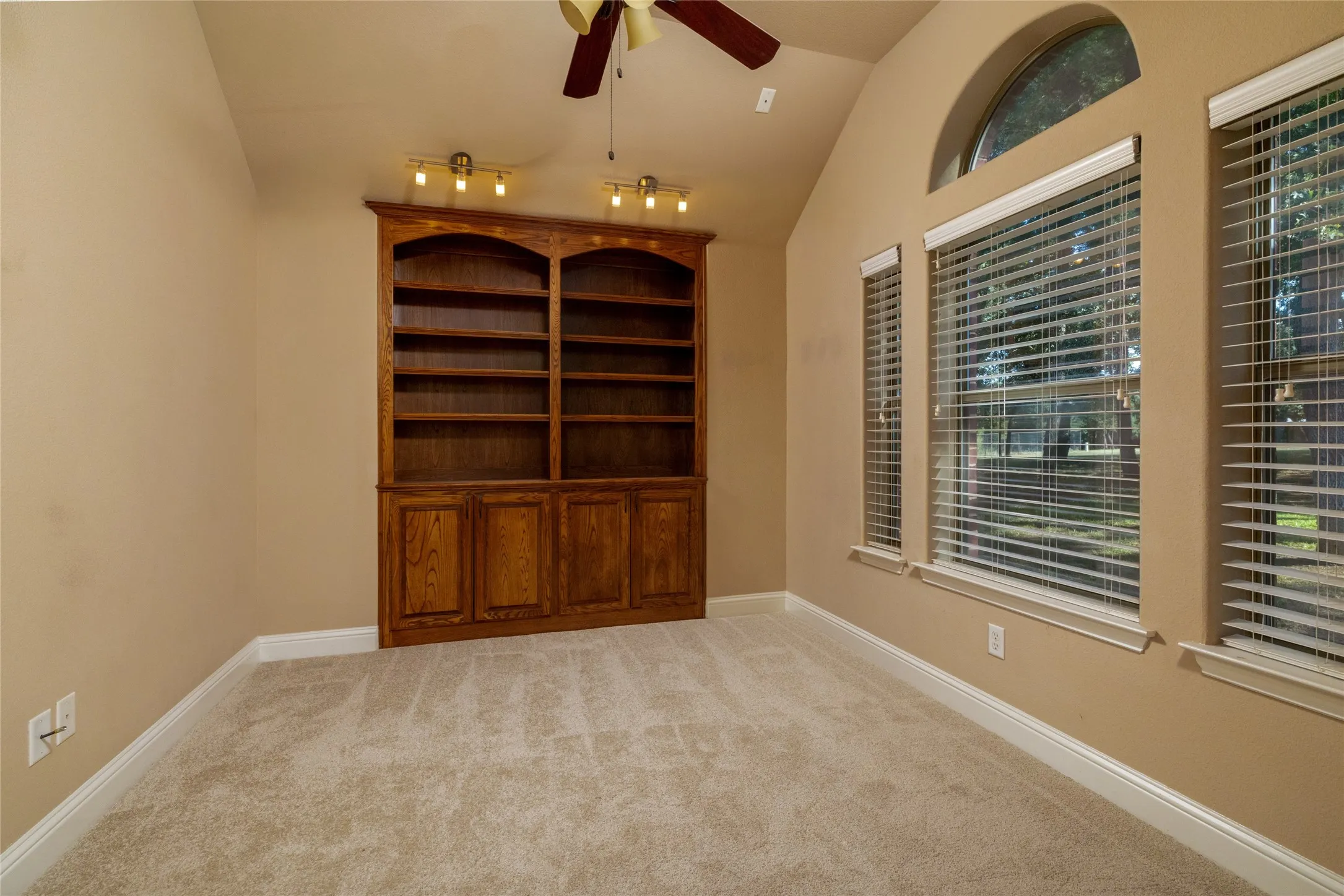 Single Family Residence For Sale in Parker County , 349 Sandpiper Drive, Weatherford, Texas 76088, 3 Bedroom, 2 Bathroom, 2 Garage spaces, 2,256 Sqft, built in 2005, Preowned, mls#21222649, Real Estate Agent in Weatherford, Homes For Sale in Parker county, Homes For Sale in Weatherford, Realtor in Weatherford Texas, Real Estate Brokerage Independent Realty Texas, Luminita Cordes Realtor