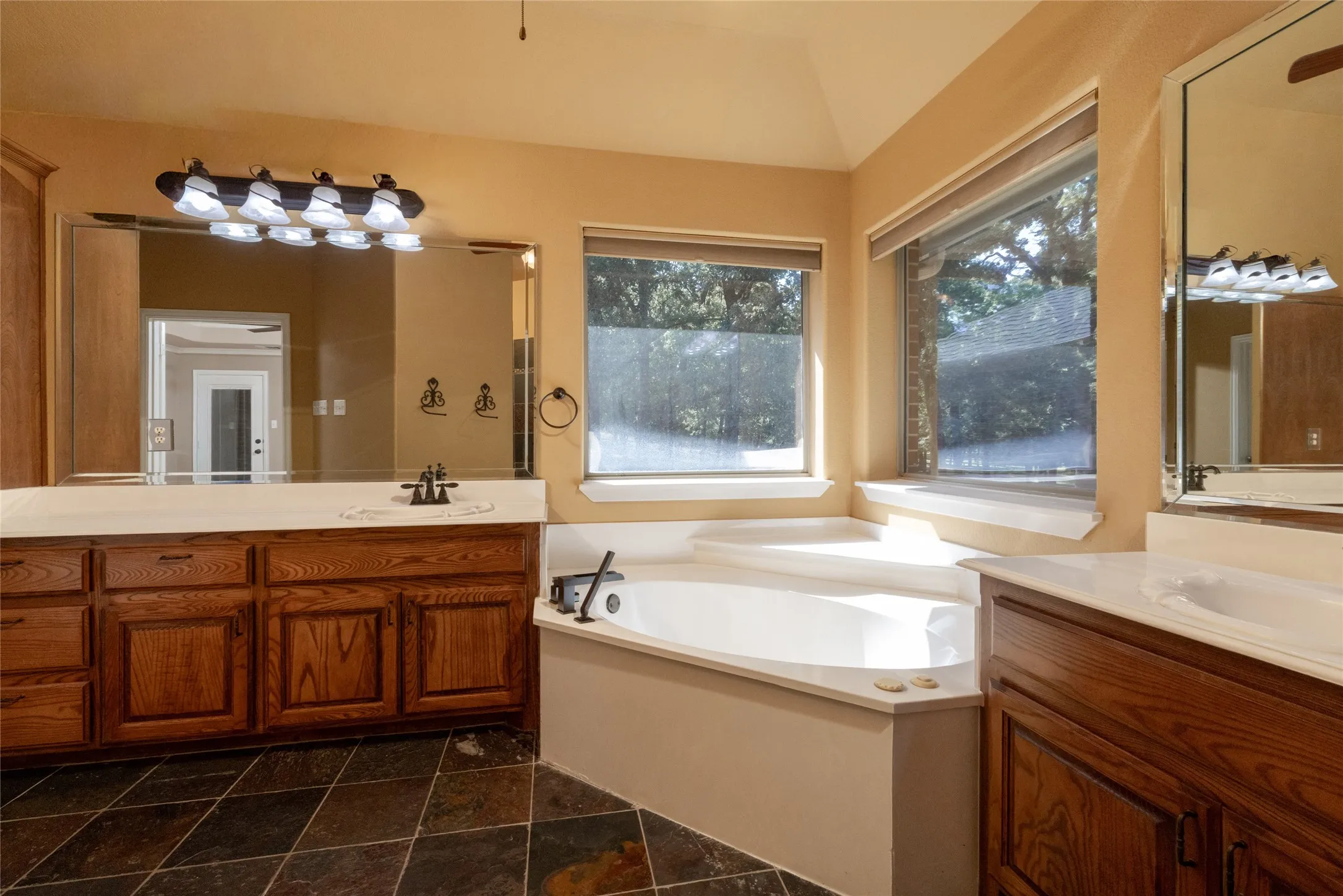 Single Family Residence For Sale in Parker County , 349 Sandpiper Drive, Weatherford, Texas 76088, 3 Bedroom, 2 Bathroom, 2 Garage spaces, 2,256 Sqft, built in 2005, Preowned, mls#21222649, Real Estate Agent in Weatherford, Homes For Sale in Parker county, Homes For Sale in Weatherford, Realtor in Weatherford Texas, Real Estate Brokerage Independent Realty Texas, Luminita Cordes Realtor