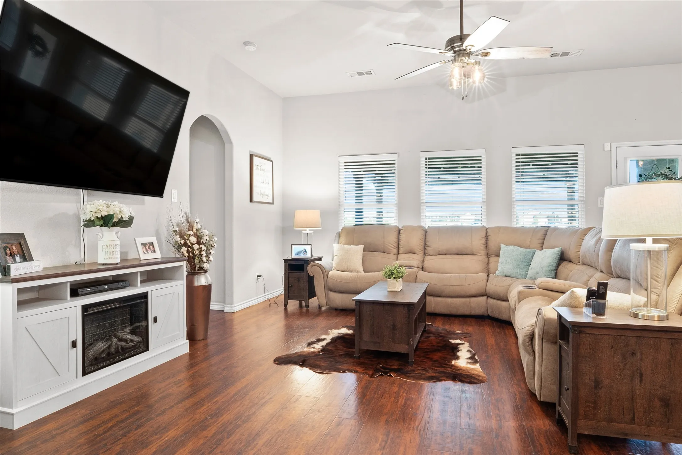 Single Family Residence For Sale in Denton County , 4126 Bridle Path Lane, Sanger, Texas 76266, 3 Bedroom, 2 Bathroom, 2 Garage spaces, 2,047 Sqft, built in 2016, Preowned, mls#21222653, Real Estate Agent in Sanger, Homes For Sale in Denton county, Homes For Sale in Sanger, Realtor in Sanger Texas, Real Estate Brokerage Independent Realty Texas, Luminita Cordes Realtor