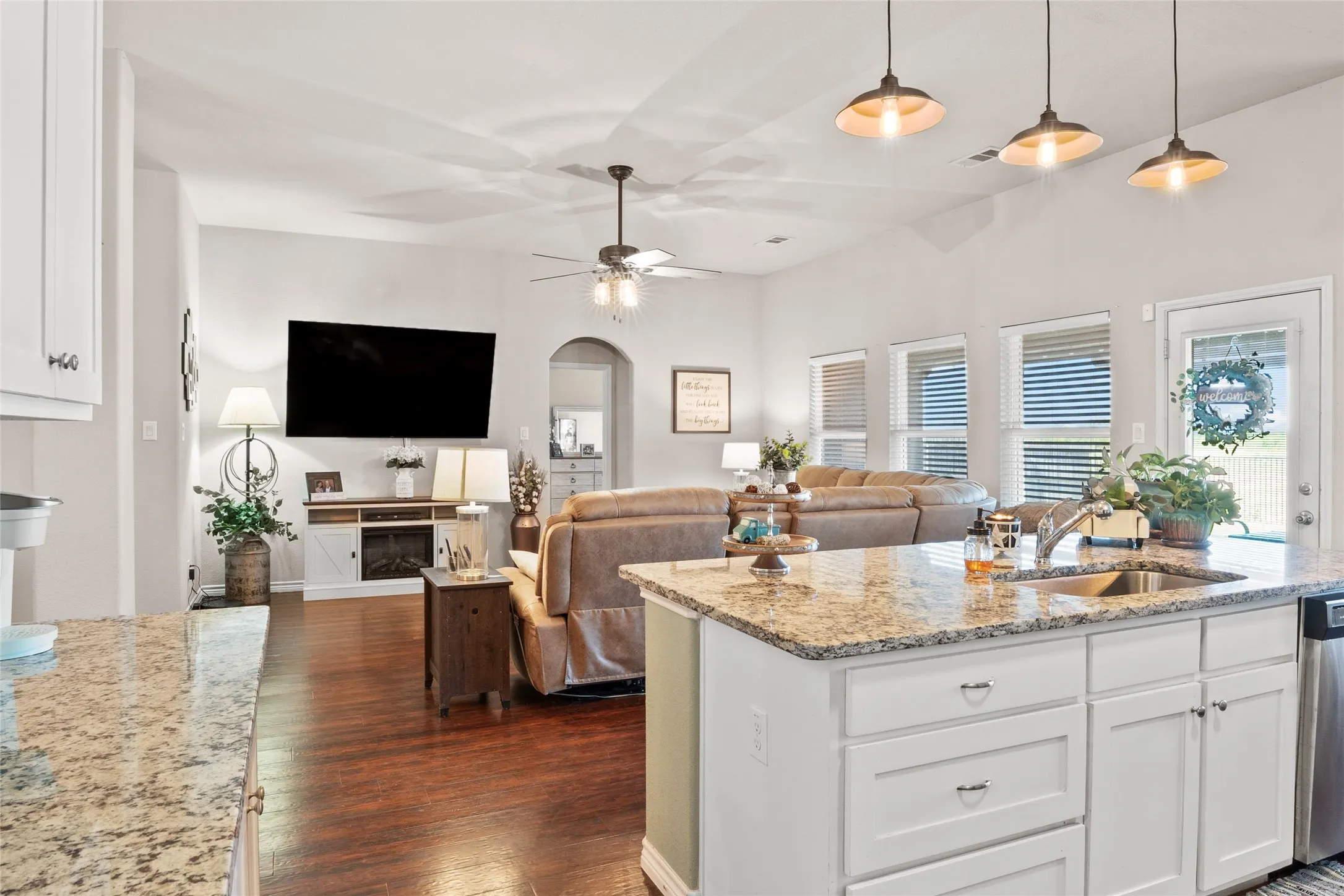Single Family Residence For Sale in Denton County , 4126 Bridle Path Lane, Sanger, Texas 76266, 3 Bedroom, 2 Bathroom, 2 Garage spaces, 2,047 Sqft, built in 2016, Preowned, mls#21222653, Real Estate Agent in Sanger, Homes For Sale in Denton county, Homes For Sale in Sanger, Realtor in Sanger Texas, Real Estate Brokerage Independent Realty Texas, Luminita Cordes Realtor