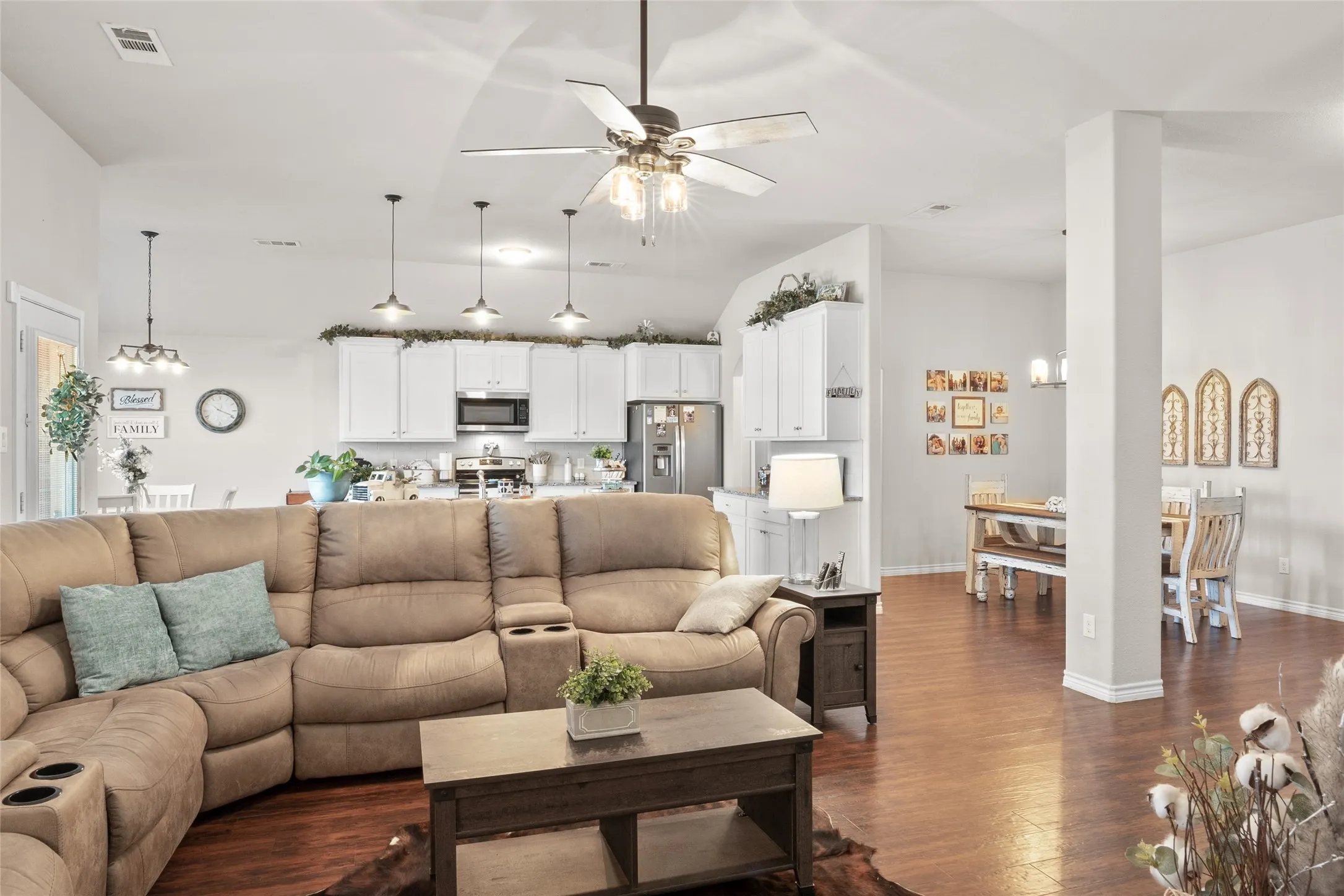 Single Family Residence For Sale in Denton County , 4126 Bridle Path Lane, Sanger, Texas 76266, 3 Bedroom, 2 Bathroom, 2 Garage spaces, 2,047 Sqft, built in 2016, Preowned, mls#21222653, Real Estate Agent in Sanger, Homes For Sale in Denton county, Homes For Sale in Sanger, Realtor in Sanger Texas, Real Estate Brokerage Independent Realty Texas, Luminita Cordes Realtor