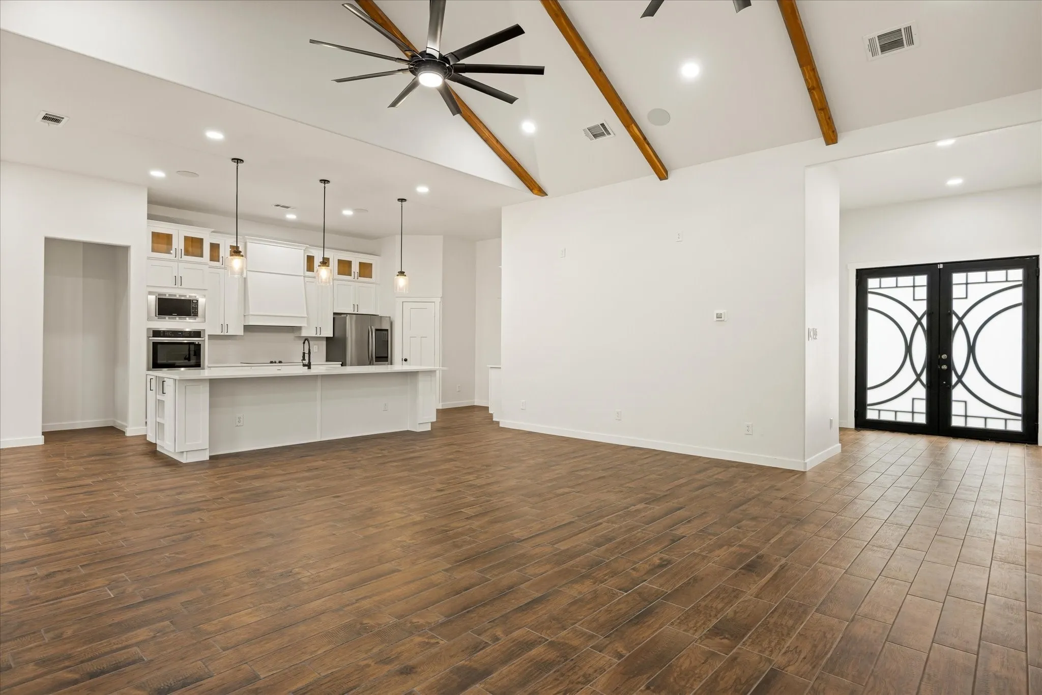 Single Family Residence For Sale in Hood County , 2902 Davis Road, Granbury, Texas 76049, 4 Bedroom, 3 Bathroom, 3 Garage spaces, 3,528 Sqft, built in 2022, mls#21222660, Real Estate Agent in Granbury, Homes For Sale in Hood county, Homes For Sale in Granbury, Realtor in Granbury Texas, Real Estate Brokerage Independent Realty Texas, Luminita Cordes Realtor