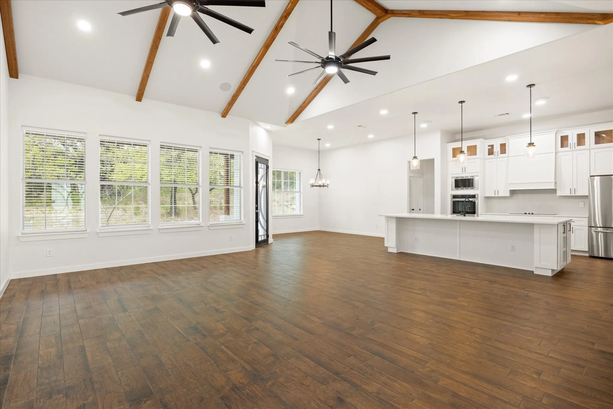 Single Family Residence For Sale in Hood County , 2902 Davis Road, Granbury, Texas 76049, 4 Bedroom, 3 Bathroom, 3 Garage spaces, 3,528 Sqft, built in 2022, mls#21222660, Real Estate Agent in Granbury, Homes For Sale in Hood county, Homes For Sale in Granbury, Realtor in Granbury Texas, Real Estate Brokerage Independent Realty Texas, Luminita Cordes Realtor