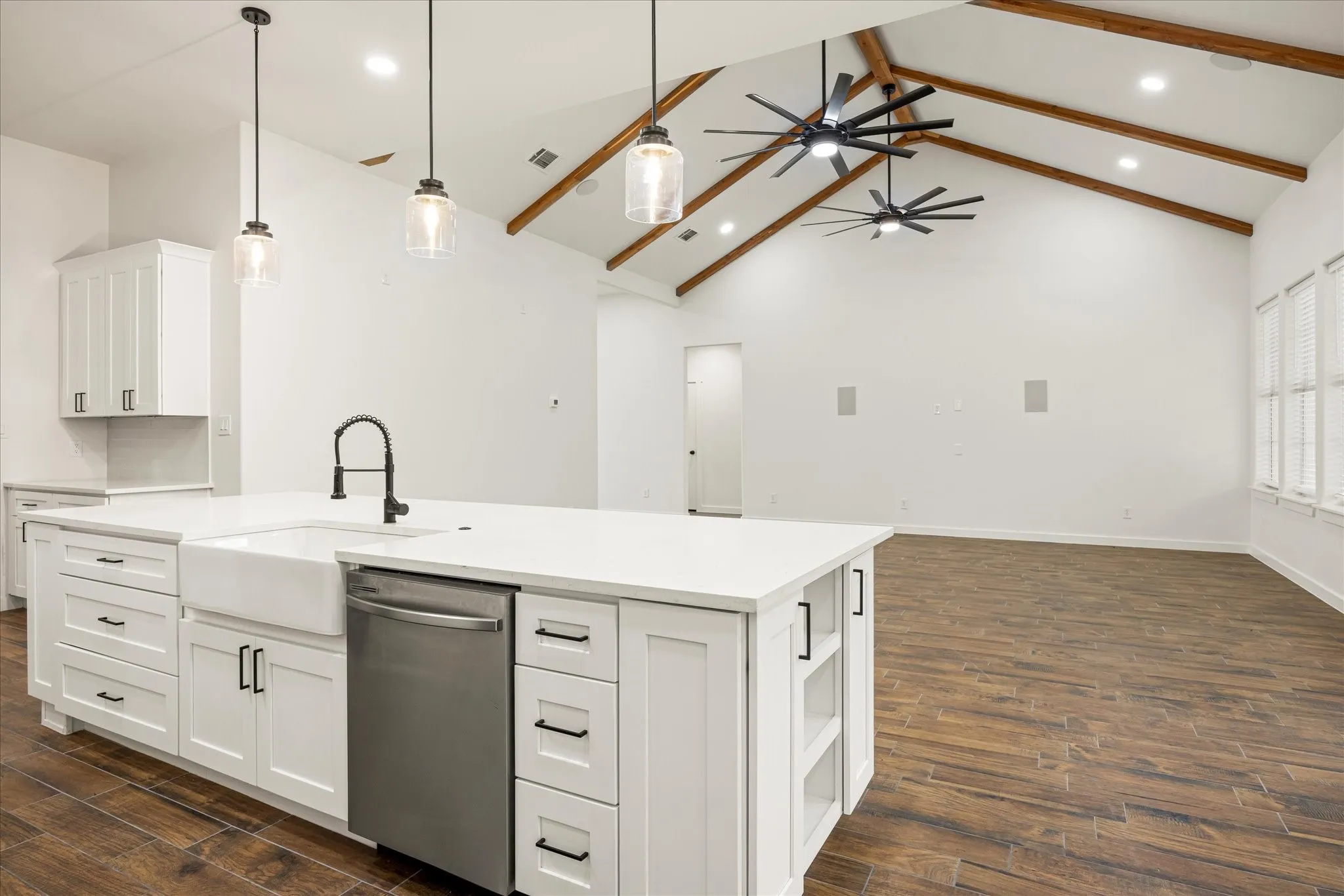 Single Family Residence For Sale in Hood County , 2902 Davis Road, Granbury, Texas 76049, 4 Bedroom, 3 Bathroom, 3 Garage spaces, 3,528 Sqft, built in 2022, mls#21222660, Real Estate Agent in Granbury, Homes For Sale in Hood county, Homes For Sale in Granbury, Realtor in Granbury Texas, Real Estate Brokerage Independent Realty Texas, Luminita Cordes Realtor