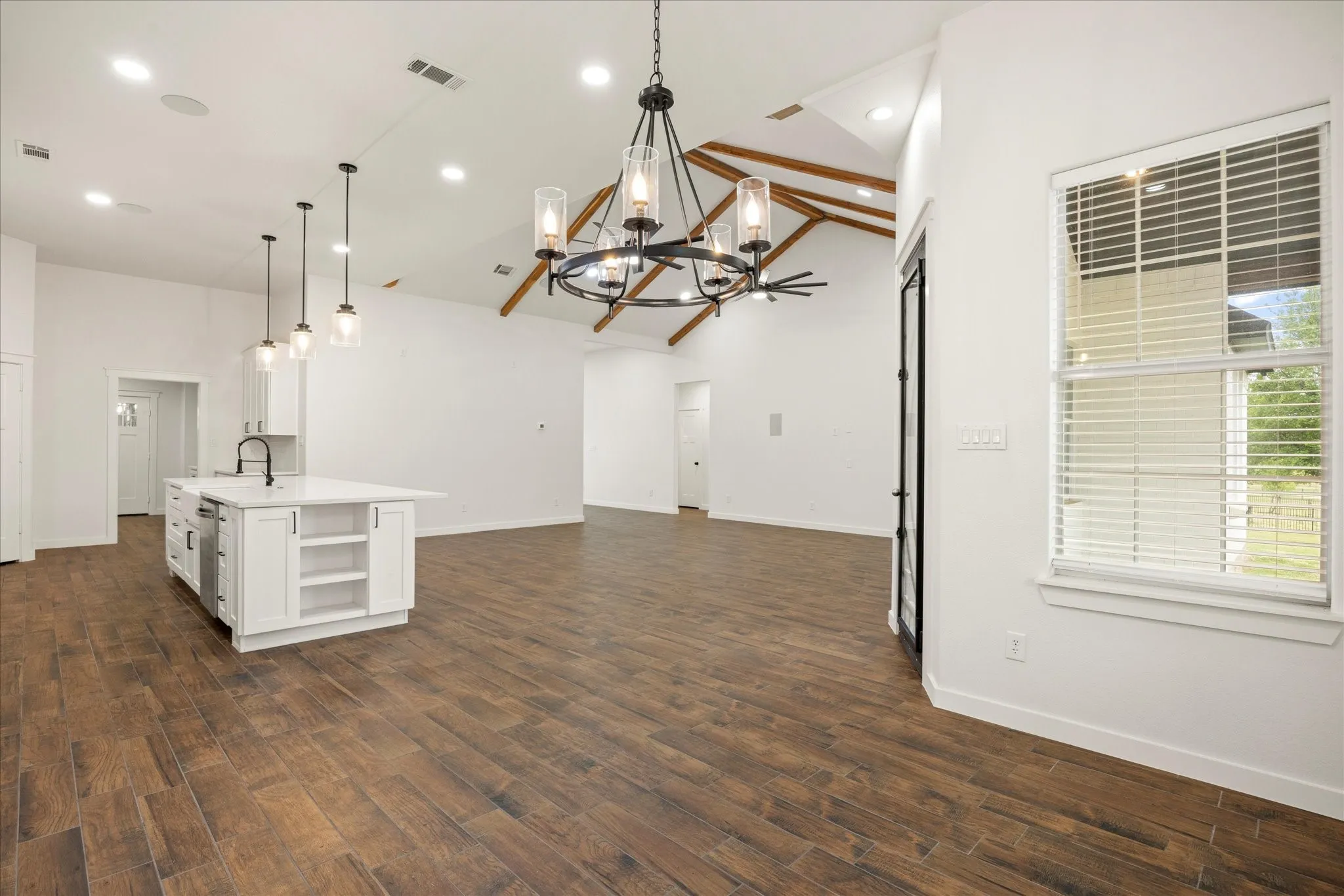 Single Family Residence For Sale in Hood County , 2902 Davis Road, Granbury, Texas 76049, 4 Bedroom, 3 Bathroom, 3 Garage spaces, 3,528 Sqft, built in 2022, mls#21222660, Real Estate Agent in Granbury, Homes For Sale in Hood county, Homes For Sale in Granbury, Realtor in Granbury Texas, Real Estate Brokerage Independent Realty Texas, Luminita Cordes Realtor