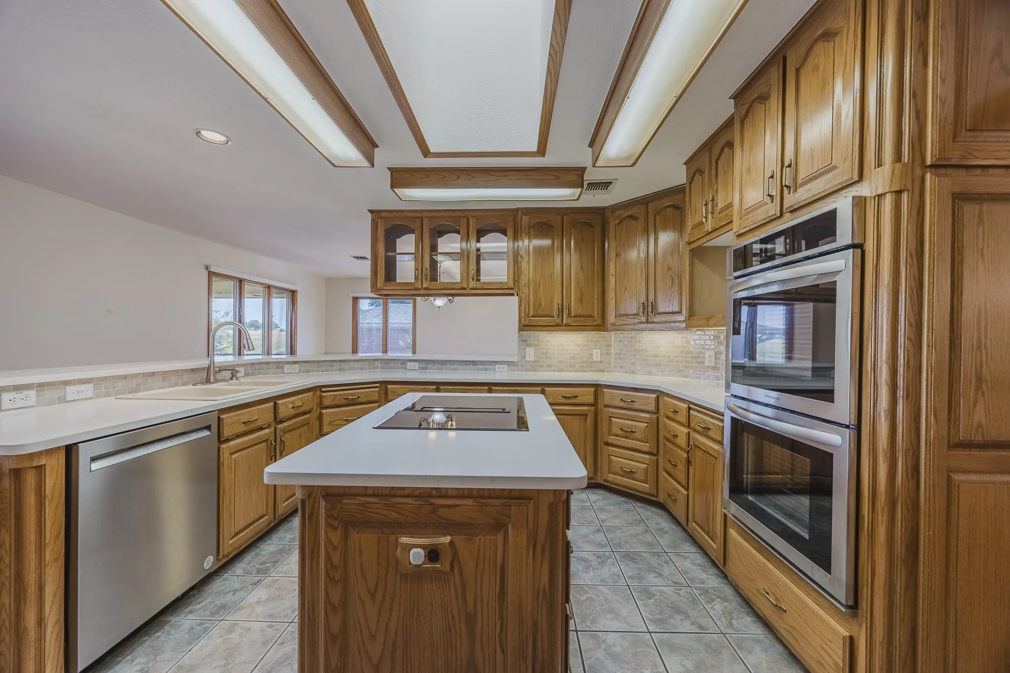 Single Family Residence For Sale in Tarrant County , 8418 Golf Club Circle, Fort Worth, Texas 76179, 4 Bedroom, 3 Bathroom, 3 Garage spaces, 4,165 Sqft, built in 1994, mls#21222663, Real Estate Agent in Fort Worth, Homes For Sale in Tarrant county, Homes For Sale in Fort Worth, Realtor in Fort Worth Texas, Real Estate Brokerage Independent Realty Texas, Luminita Cordes Realtor