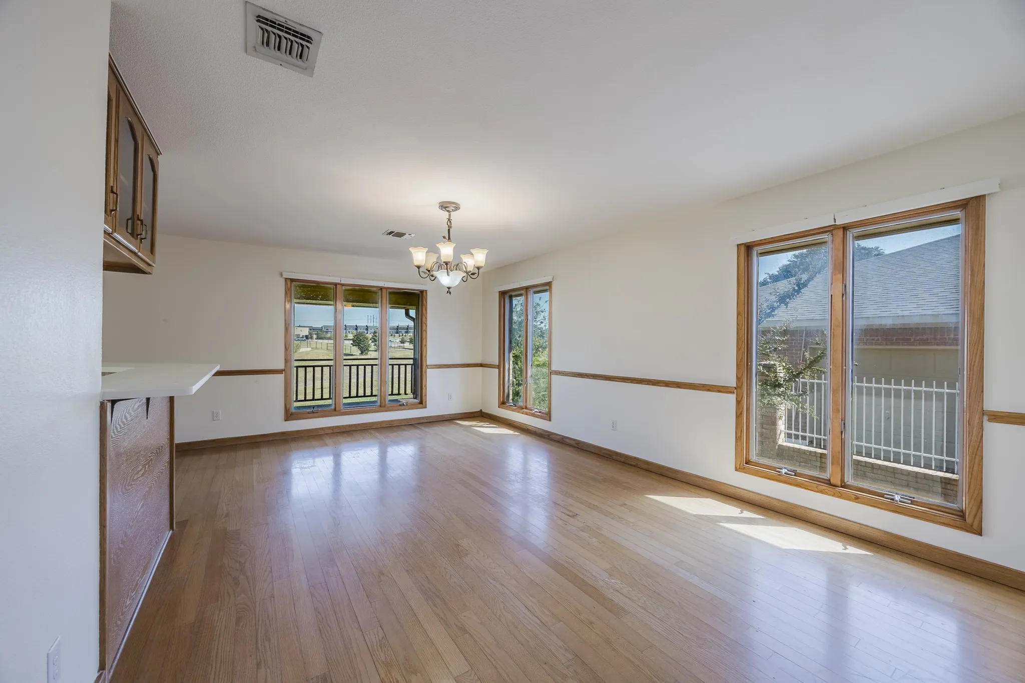 Single Family Residence For Sale in Tarrant County , 8418 Golf Club Circle, Fort Worth, Texas 76179, 4 Bedroom, 3 Bathroom, 3 Garage spaces, 4,165 Sqft, built in 1994, mls#21222663, Real Estate Agent in Fort Worth, Homes For Sale in Tarrant county, Homes For Sale in Fort Worth, Realtor in Fort Worth Texas, Real Estate Brokerage Independent Realty Texas, Luminita Cordes Realtor