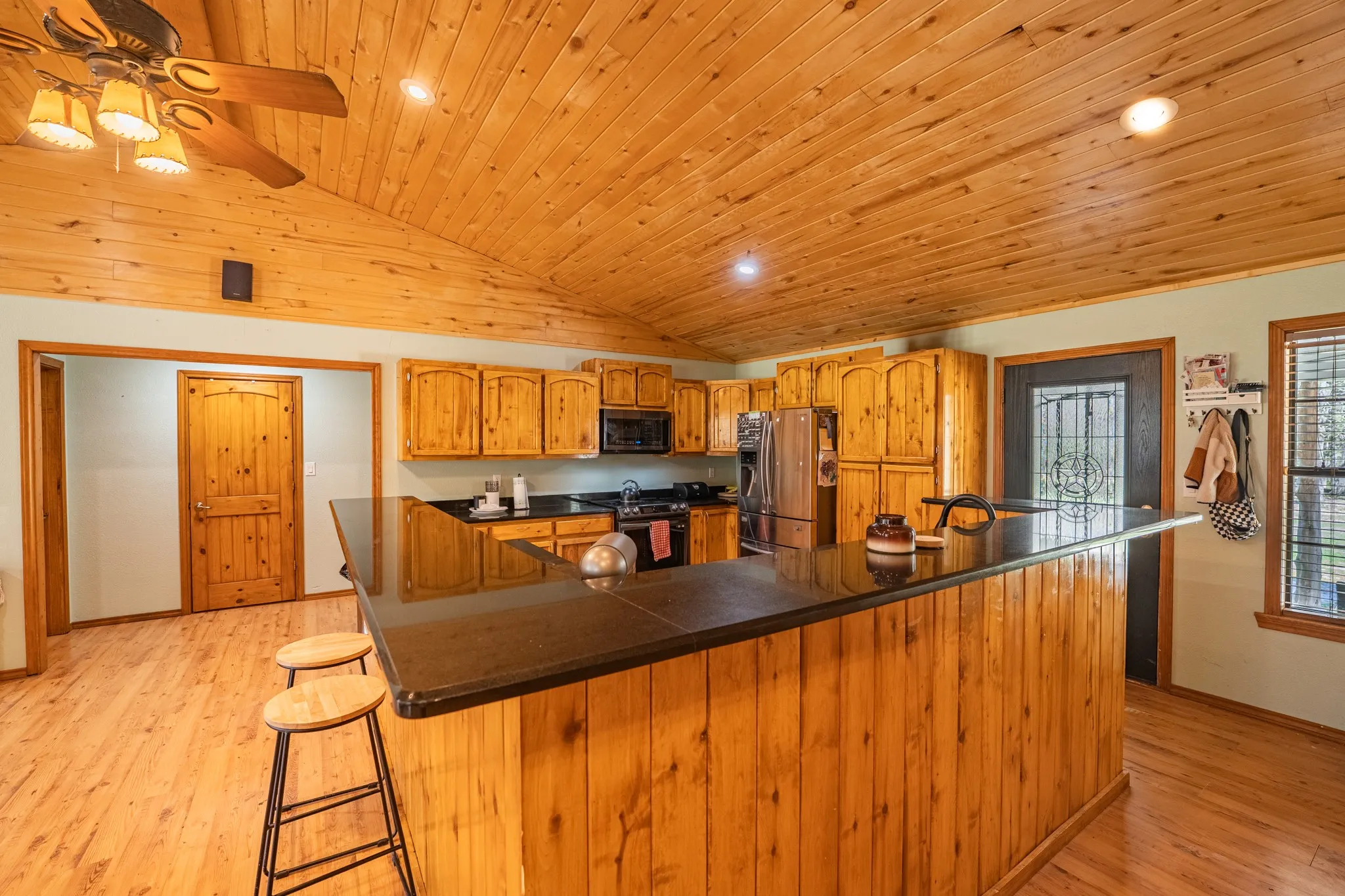 Single Family Residence For Sale in Hopkins County , 220 County Road 4577, Sulphur Springs, Texas 75482, 3 Bedroom, 2 Bathroom, 2 Garage spaces, 1,936 Sqft, built in 2006, Preowned, mls#21222778, Real Estate Agent in Sulphur Springs, Homes For Sale in Hopkins county, Homes For Sale in Sulphur Springs, Realtor in Sulphur Springs Texas, Real Estate Brokerage Independent Realty Texas, Luminita Cordes Realtor