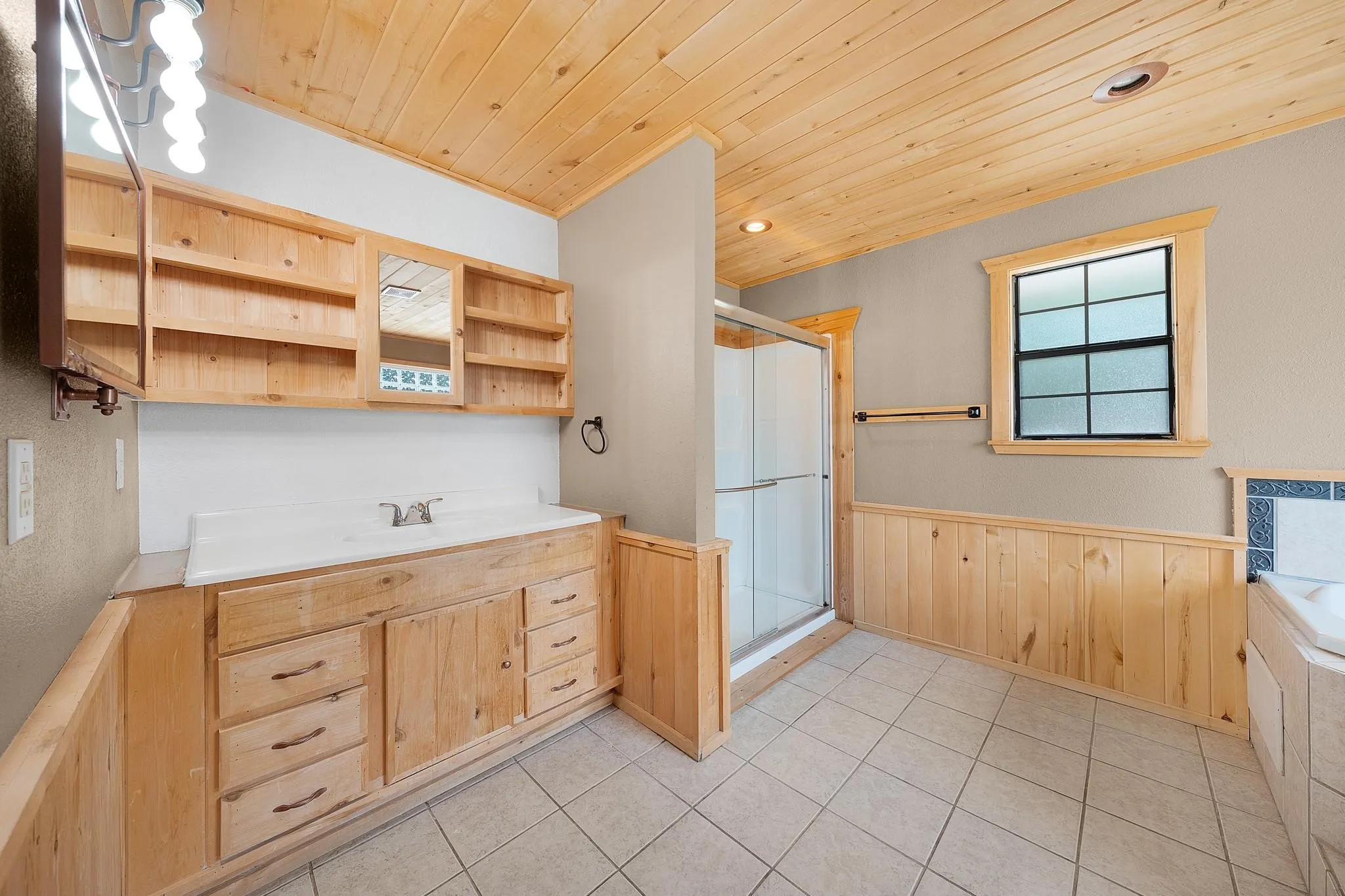 Single Family Residence For Sale in Hopkins County , 220 County Road 4577, Sulphur Springs, Texas 75482, 3 Bedroom, 2 Bathroom, 2 Garage spaces, 1,936 Sqft, built in 2006, Preowned, mls#21222778, Real Estate Agent in Sulphur Springs, Homes For Sale in Hopkins county, Homes For Sale in Sulphur Springs, Realtor in Sulphur Springs Texas, Real Estate Brokerage Independent Realty Texas, Luminita Cordes Realtor