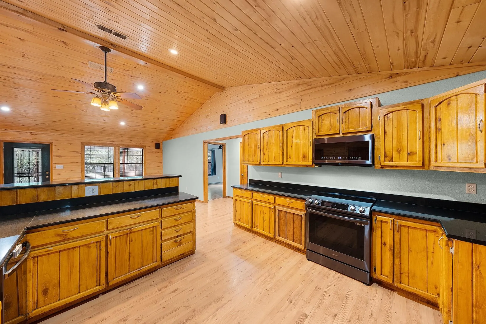 Single Family Residence For Sale in Hopkins County , 220 County Road 4577, Sulphur Springs, Texas 75482, 3 Bedroom, 2 Bathroom, 2 Garage spaces, 1,936 Sqft, built in 2006, Preowned, mls#21222778, Real Estate Agent in Sulphur Springs, Homes For Sale in Hopkins county, Homes For Sale in Sulphur Springs, Realtor in Sulphur Springs Texas, Real Estate Brokerage Independent Realty Texas, Luminita Cordes Realtor