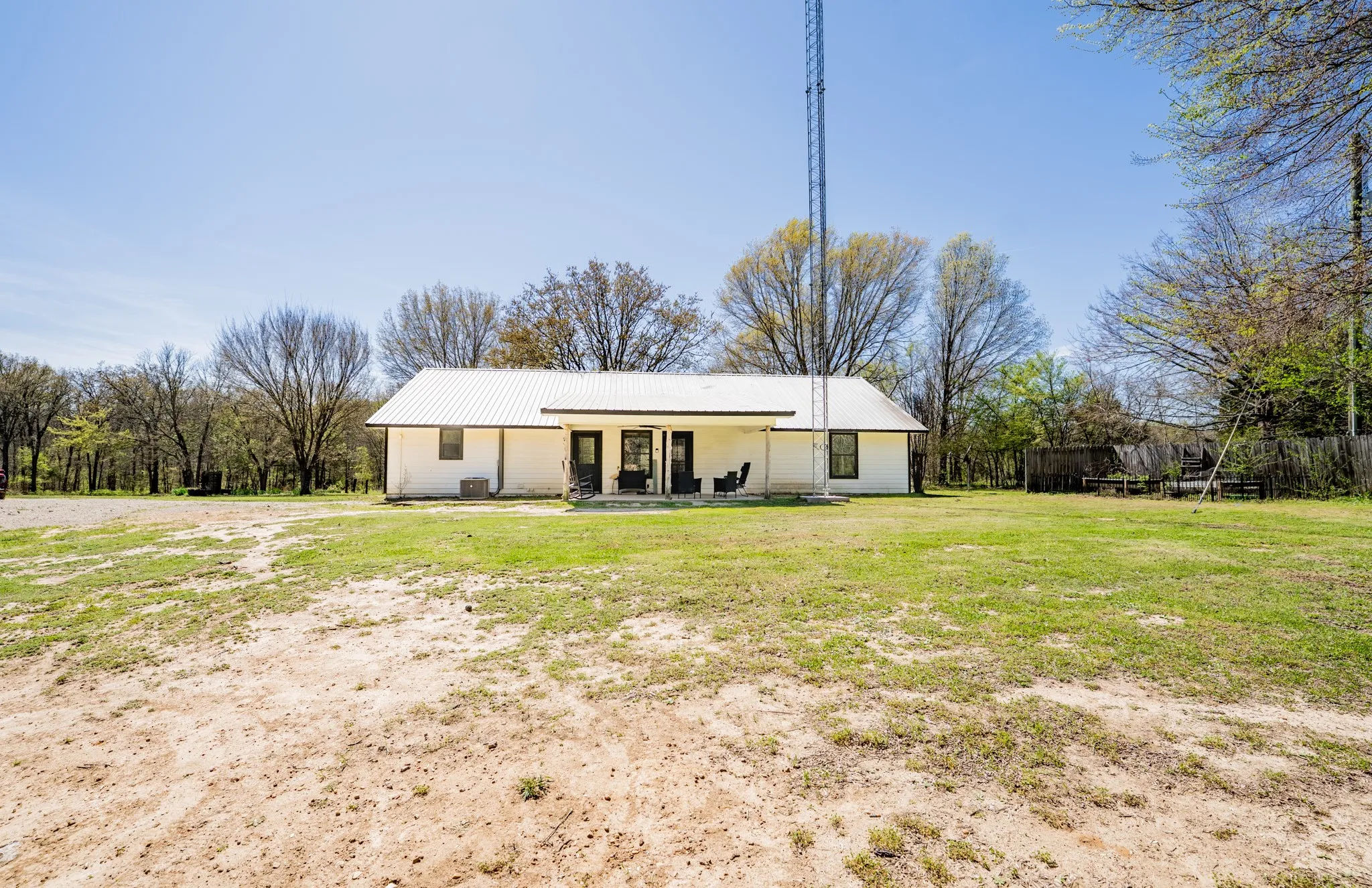 Single Family Residence For Sale in Hopkins County , 220 County Road 4577, Sulphur Springs, Texas 75482, 3 Bedroom, 2 Bathroom, 2 Garage spaces, 1,936 Sqft, built in 2006, Preowned, mls#21222778, Real Estate Agent in Sulphur Springs, Homes For Sale in Hopkins county, Homes For Sale in Sulphur Springs, Realtor in Sulphur Springs Texas, Real Estate Brokerage Independent Realty Texas, Luminita Cordes Realtor