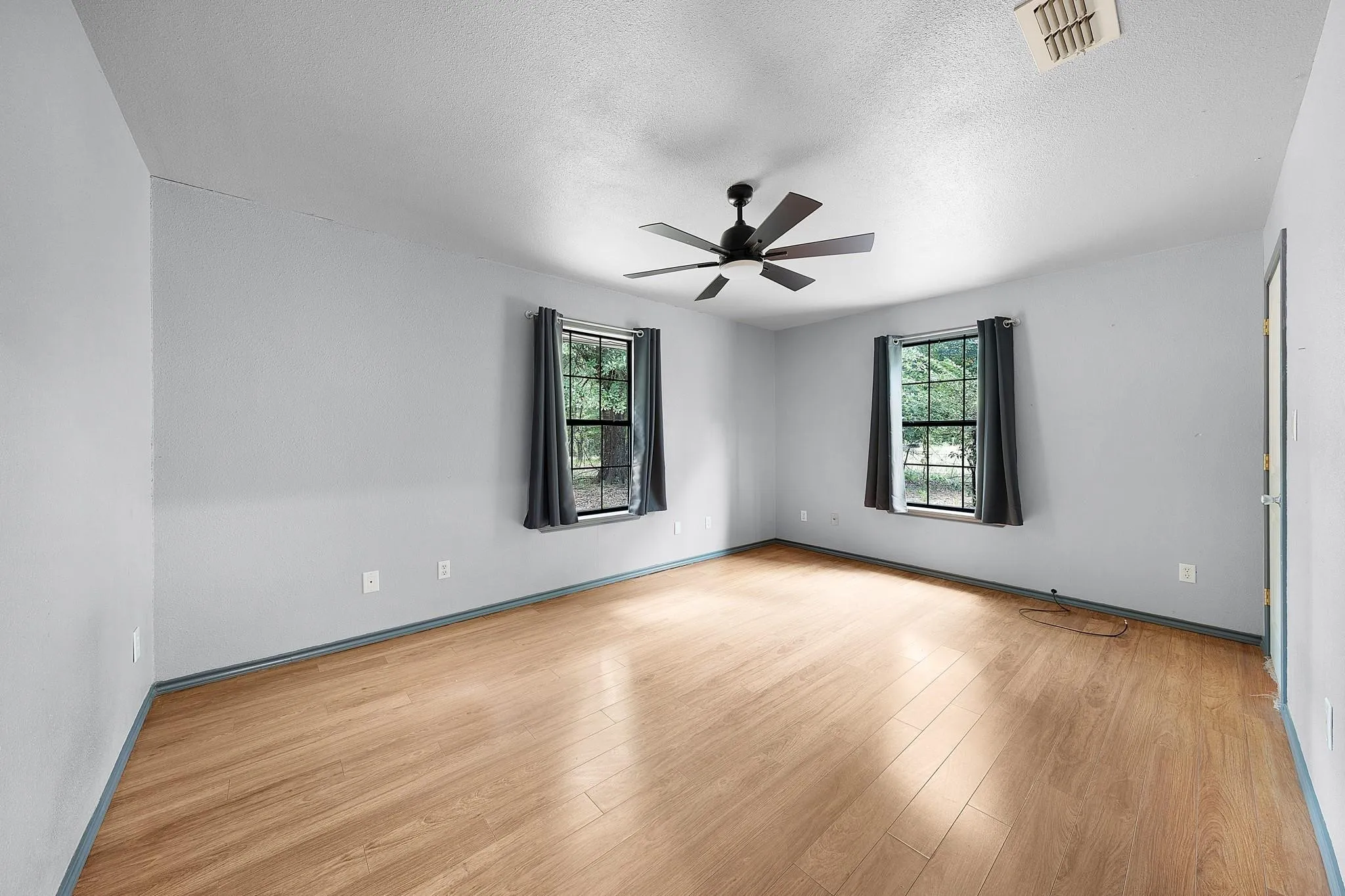 Single Family Residence For Sale in Hopkins County , 220 County Road 4577, Sulphur Springs, Texas 75482, 3 Bedroom, 2 Bathroom, 2 Garage spaces, 1,936 Sqft, built in 2006, Preowned, mls#21222778, Real Estate Agent in Sulphur Springs, Homes For Sale in Hopkins county, Homes For Sale in Sulphur Springs, Realtor in Sulphur Springs Texas, Real Estate Brokerage Independent Realty Texas, Luminita Cordes Realtor