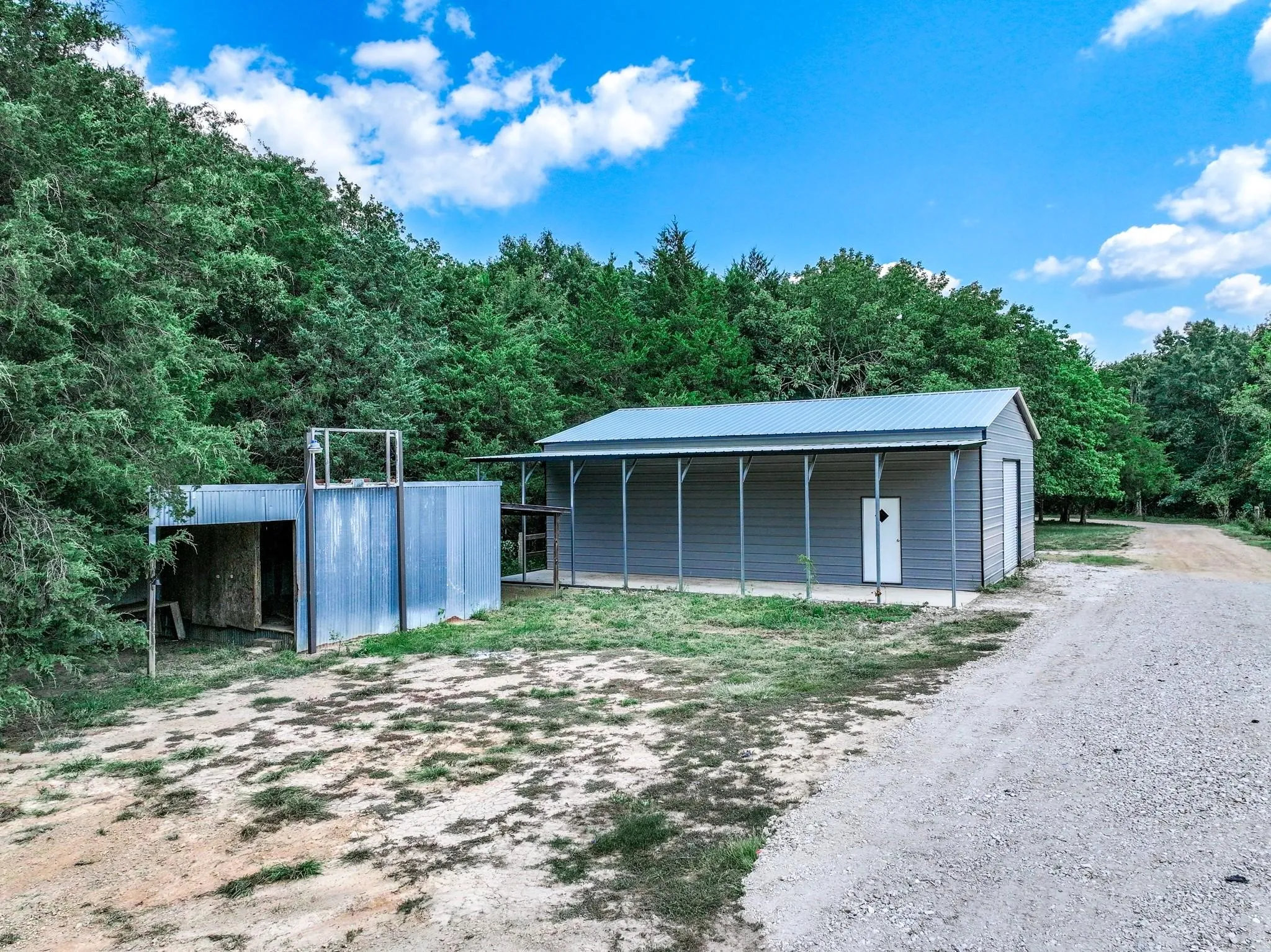 Single Family Residence For Sale in Hopkins County , 220 County Road 4577, Sulphur Springs, Texas 75482, 3 Bedroom, 2 Bathroom, 2 Garage spaces, 1,936 Sqft, built in 2006, Preowned, mls#21222778, Real Estate Agent in Sulphur Springs, Homes For Sale in Hopkins county, Homes For Sale in Sulphur Springs, Realtor in Sulphur Springs Texas, Real Estate Brokerage Independent Realty Texas, Luminita Cordes Realtor