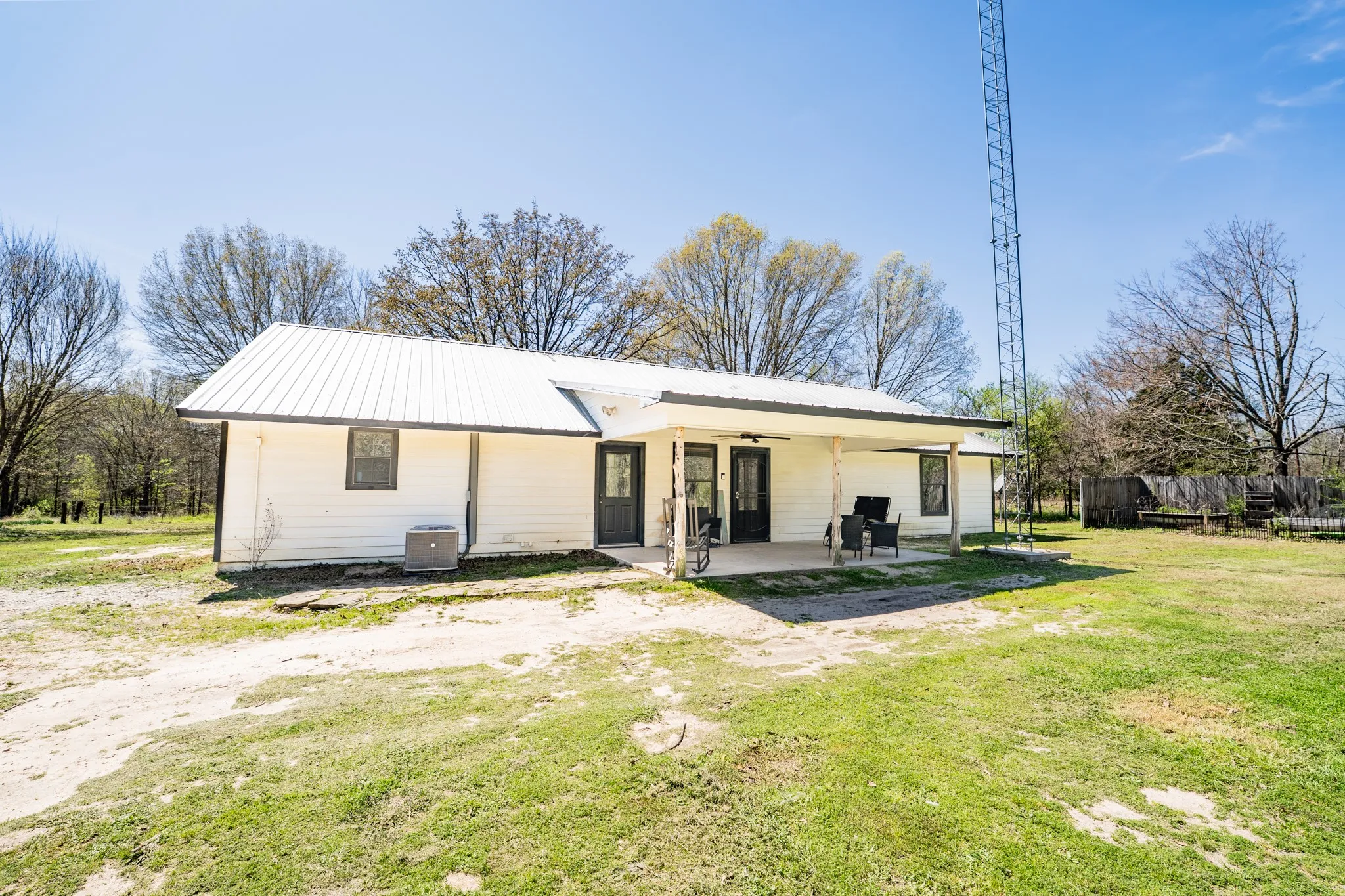 Single Family Residence For Sale in Hopkins County , 220 County Road 4577, Sulphur Springs, Texas 75482, 3 Bedroom, 2 Bathroom, 2 Garage spaces, 1,936 Sqft, built in 2006, Preowned, mls#21222778, Real Estate Agent in Sulphur Springs, Homes For Sale in Hopkins county, Homes For Sale in Sulphur Springs, Realtor in Sulphur Springs Texas, Real Estate Brokerage Independent Realty Texas, Luminita Cordes Realtor