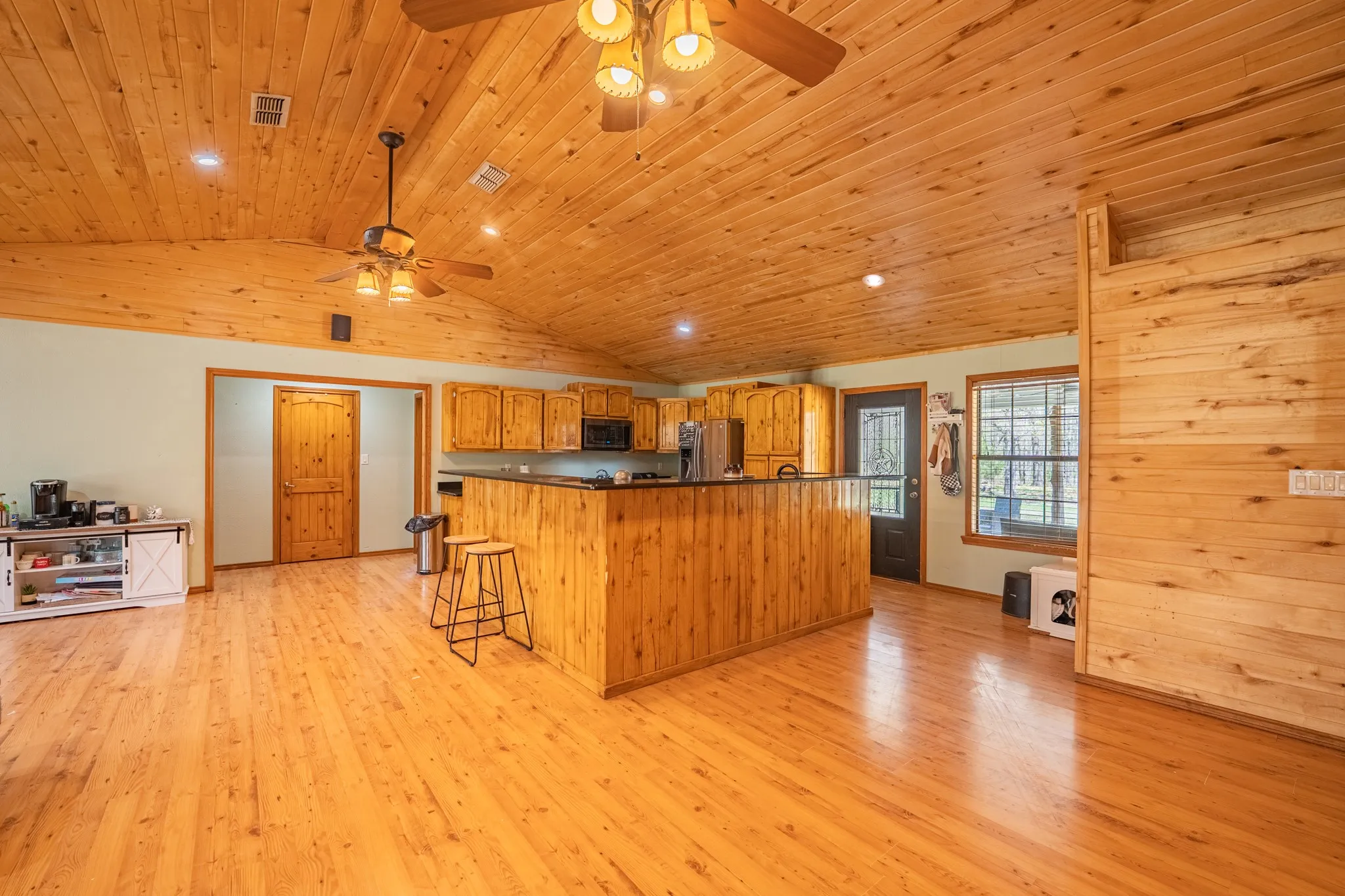 Single Family Residence For Sale in Hopkins County , 220 County Road 4577, Sulphur Springs, Texas 75482, 3 Bedroom, 2 Bathroom, 2 Garage spaces, 1,936 Sqft, built in 2006, Preowned, mls#21222778, Real Estate Agent in Sulphur Springs, Homes For Sale in Hopkins county, Homes For Sale in Sulphur Springs, Realtor in Sulphur Springs Texas, Real Estate Brokerage Independent Realty Texas, Luminita Cordes Realtor