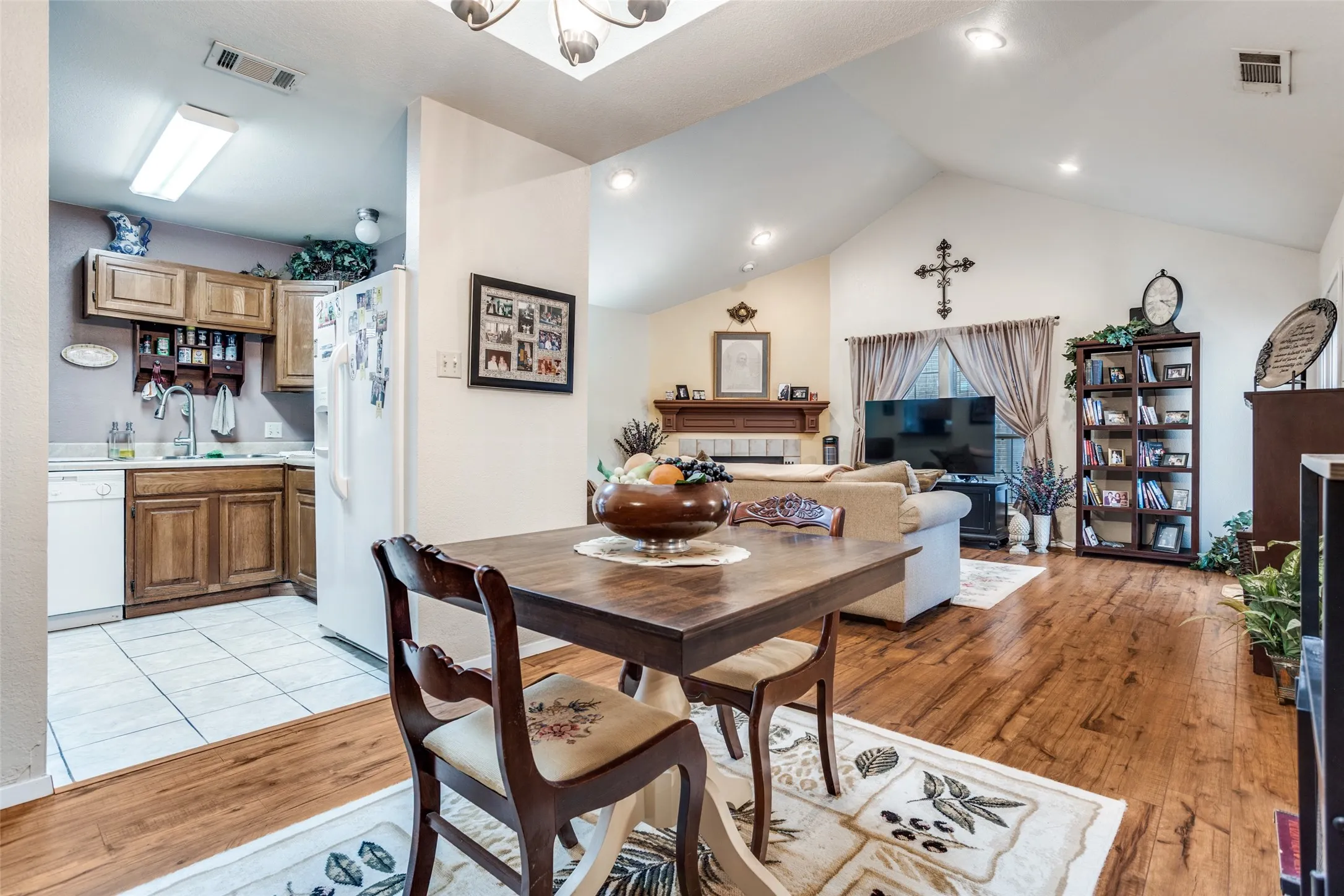 Condominium For Sale in Dallas County , 1106 Woburn Drive, Garland, Texas 75043, 2 Bedroom, 3 Bathroom, 2 Garage spaces, 1,230 Sqft, built in 1984, Preowned, mls#21220463, Real Estate Agent in Garland, Homes For Sale in Dallas county, Homes For Sale in Garland, Realtor in Garland Texas, Real Estate Brokerage Independent Realty Texas, Luminita Cordes Realtor