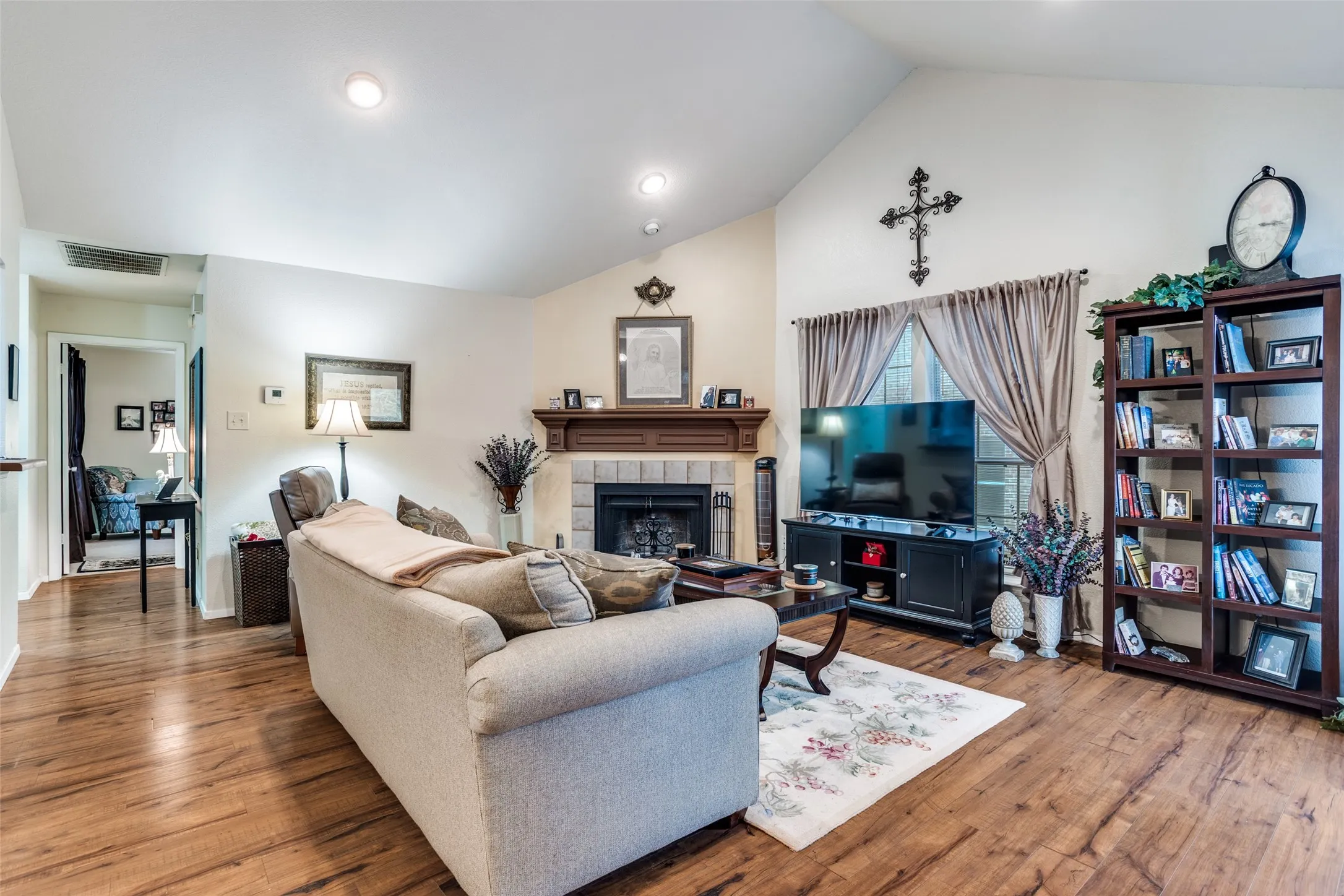 Condominium For Sale in Dallas County , 1106 Woburn Drive, Garland, Texas 75043, 2 Bedroom, 3 Bathroom, 2 Garage spaces, 1,230 Sqft, built in 1984, Preowned, mls#21220463, Real Estate Agent in Garland, Homes For Sale in Dallas county, Homes For Sale in Garland, Realtor in Garland Texas, Real Estate Brokerage Independent Realty Texas, Luminita Cordes Realtor